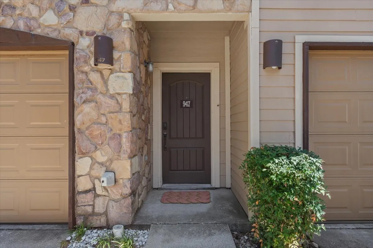 Condominium For Sale in Mc Lennan County , 2410 S 2nd Street 947, Waco, Texas 76706, 4 Bedroom, 5 Bathroom, 2 Garage spaces, 1,491 Sqft, built in 2006, mls#21363625, Real Estate Agent in Waco, Homes For Sale in Mc Lennan county, Homes For Sale in Waco, Realtor in Waco Texas, Real Estate Brokerage Independent Realty Texas, Luminita Cordes Realtor
