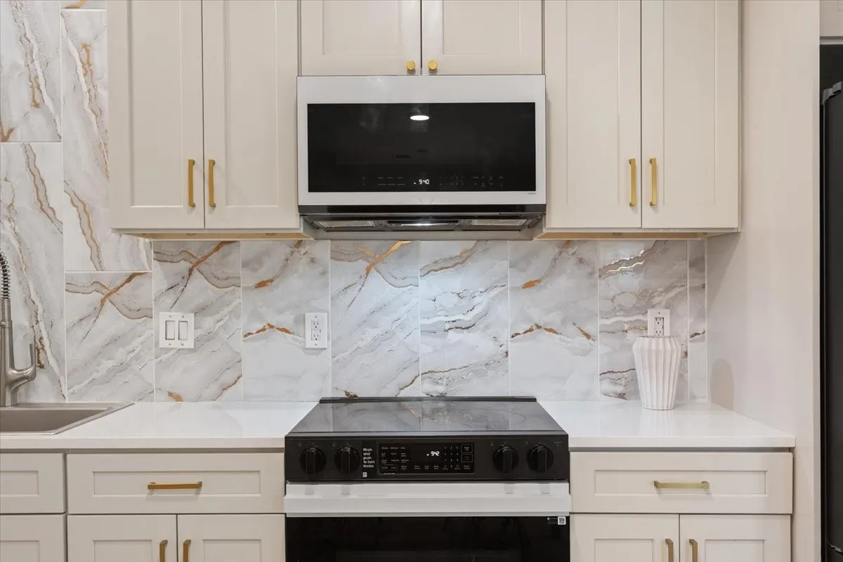 Condominium For Sale in Mc Lennan County , 2410 S 2nd Street 947, Waco, Texas 76706, 4 Bedroom, 5 Bathroom, 2 Garage spaces, 1,491 Sqft, built in 2006, mls#21363625, Real Estate Agent in Waco, Homes For Sale in Mc Lennan county, Homes For Sale in Waco, Realtor in Waco Texas, Real Estate Brokerage Independent Realty Texas, Luminita Cordes Realtor
