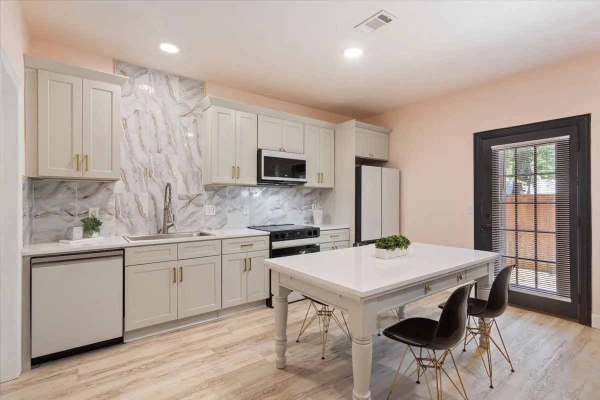 Condominium For Sale in Mc Lennan County , 2410 S 2nd Street 947, Waco, Texas 76706, 4 Bedroom, 5 Bathroom, 2 Garage spaces, 1,491 Sqft, built in 2006, mls#21363625, Real Estate Agent in Waco, Homes For Sale in Mc Lennan county, Homes For Sale in Waco, Realtor in Waco Texas, Real Estate Brokerage Independent Realty Texas, Luminita Cordes Realtor
