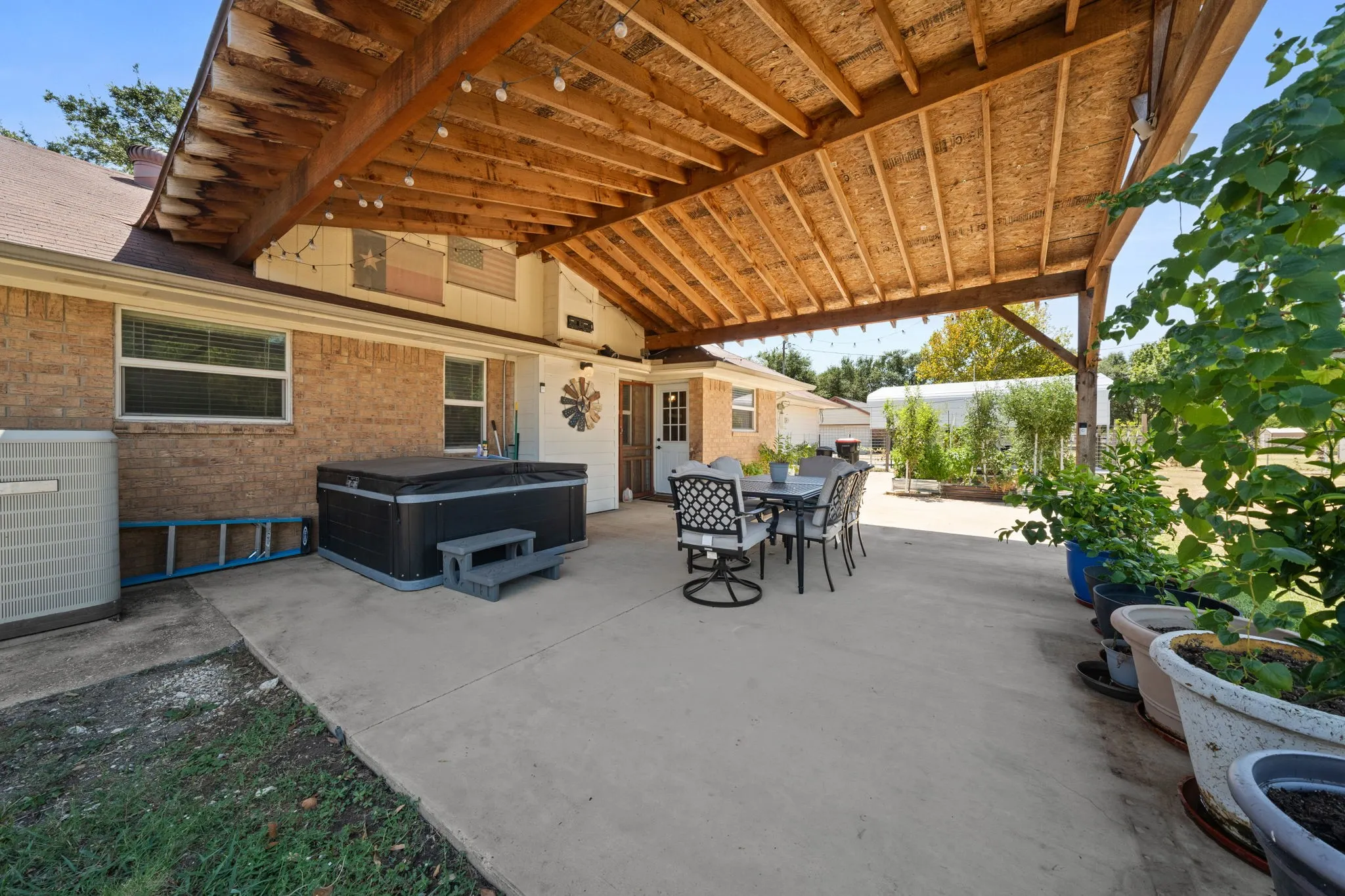 Single Family Residence For Sale in Ellis County , 119 Prairie Creek Road, Red Oak, Texas 75154, 4 Bedroom, 2 Bathroom, 2 Garage spaces, 1,709 Sqft, built in 1983, mls#21363974, Real Estate Agent in Red Oak, Homes For Sale in Ellis county, Homes For Sale in Red Oak, Realtor in Red Oak Texas, Real Estate Brokerage Independent Realty Texas, Luminita Cordes Realtor