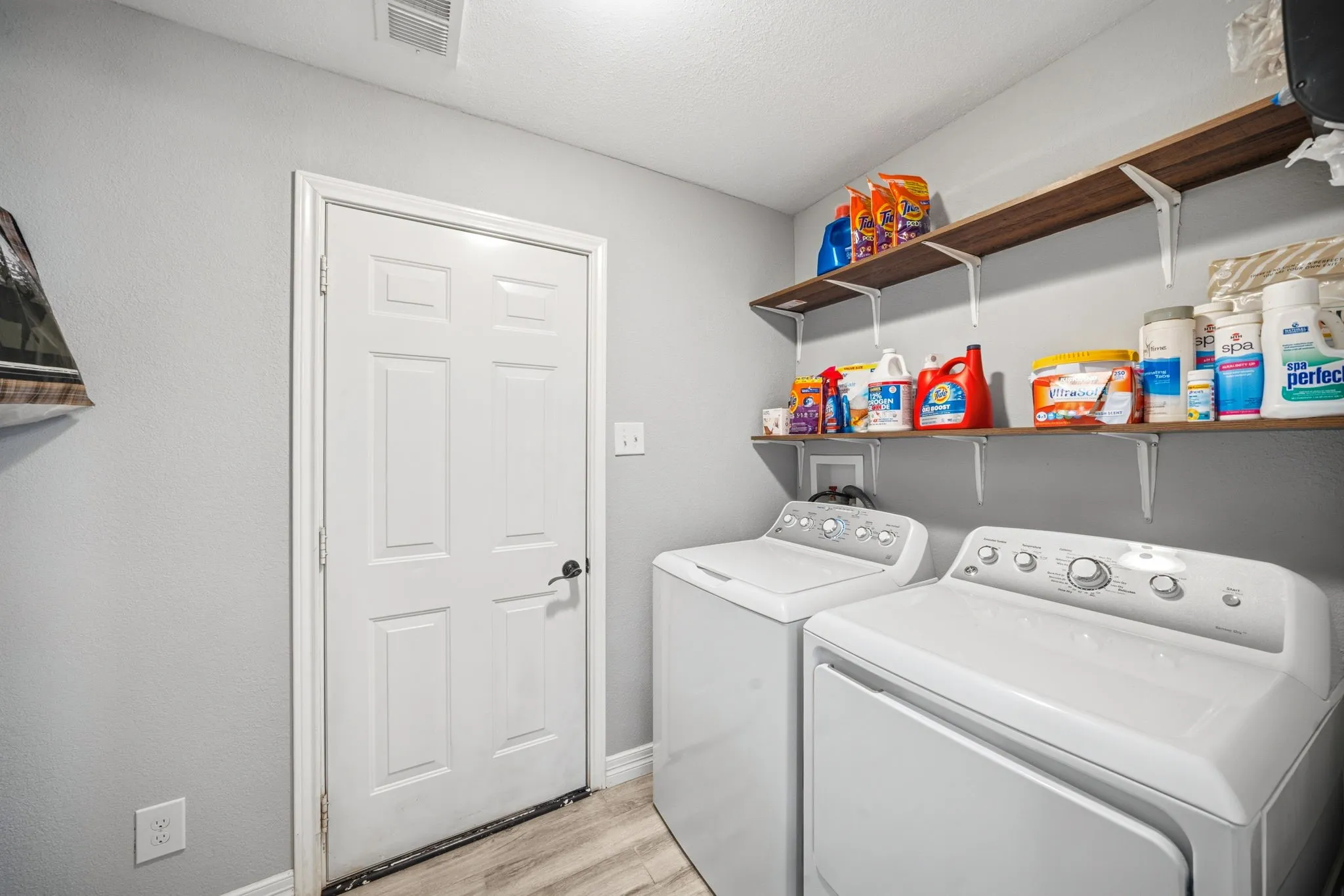Single Family Residence For Sale in Ellis County , 119 Prairie Creek Road, Red Oak, Texas 75154, 4 Bedroom, 2 Bathroom, 2 Garage spaces, 1,709 Sqft, built in 1983, mls#21363974, Real Estate Agent in Red Oak, Homes For Sale in Ellis county, Homes For Sale in Red Oak, Realtor in Red Oak Texas, Real Estate Brokerage Independent Realty Texas, Luminita Cordes Realtor