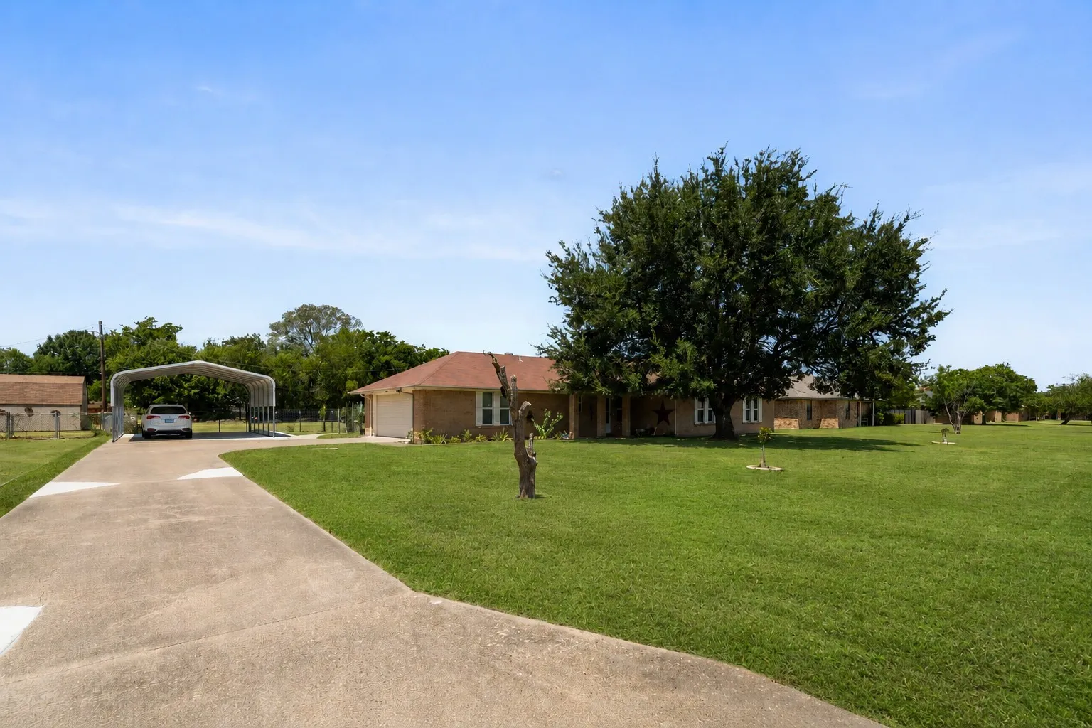 Single Family Residence For Sale in Ellis County , 119 Prairie Creek Road, Red Oak, Texas 75154, 4 Bedroom, 2 Bathroom, 2 Garage spaces, 1,709 Sqft, built in 1983, mls#21363974, Real Estate Agent in Red Oak, Homes For Sale in Ellis county, Homes For Sale in Red Oak, Realtor in Red Oak Texas, Real Estate Brokerage Independent Realty Texas, Luminita Cordes Realtor