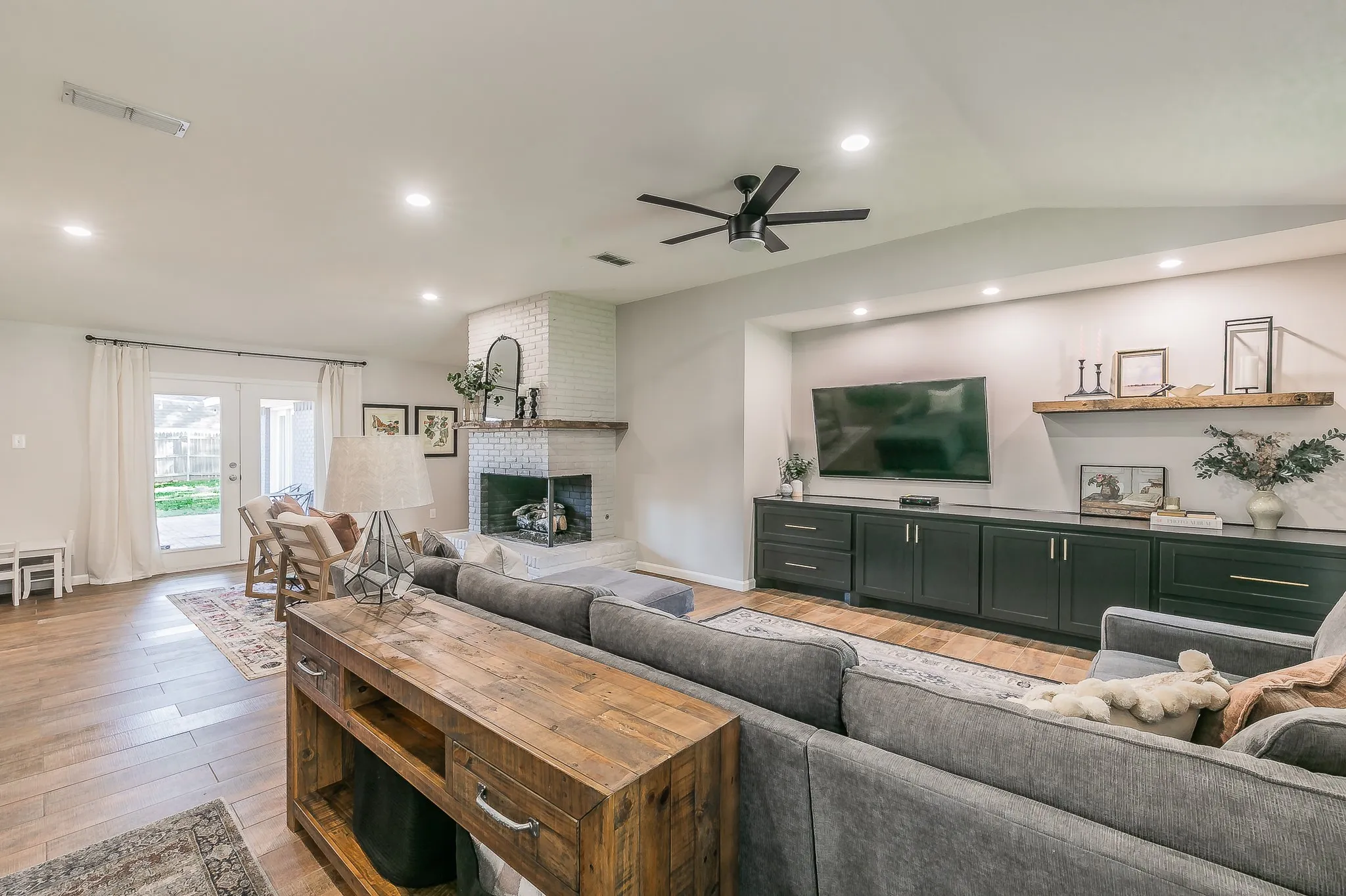 Single Family Residence For Sale in Tarrant County , 2109 Friar Tuck Drive, Arlington, Texas 76013, 3 Bedroom, 2 Bathroom, 2 Garage spaces, 1,838 Sqft, built in 1968, mls#21361667, Real Estate Agent in Arlington, Homes For Sale in Tarrant county, Homes For Sale in Arlington, Realtor in Arlington Texas, Real Estate Brokerage Independent Realty Texas, Luminita Cordes Realtor