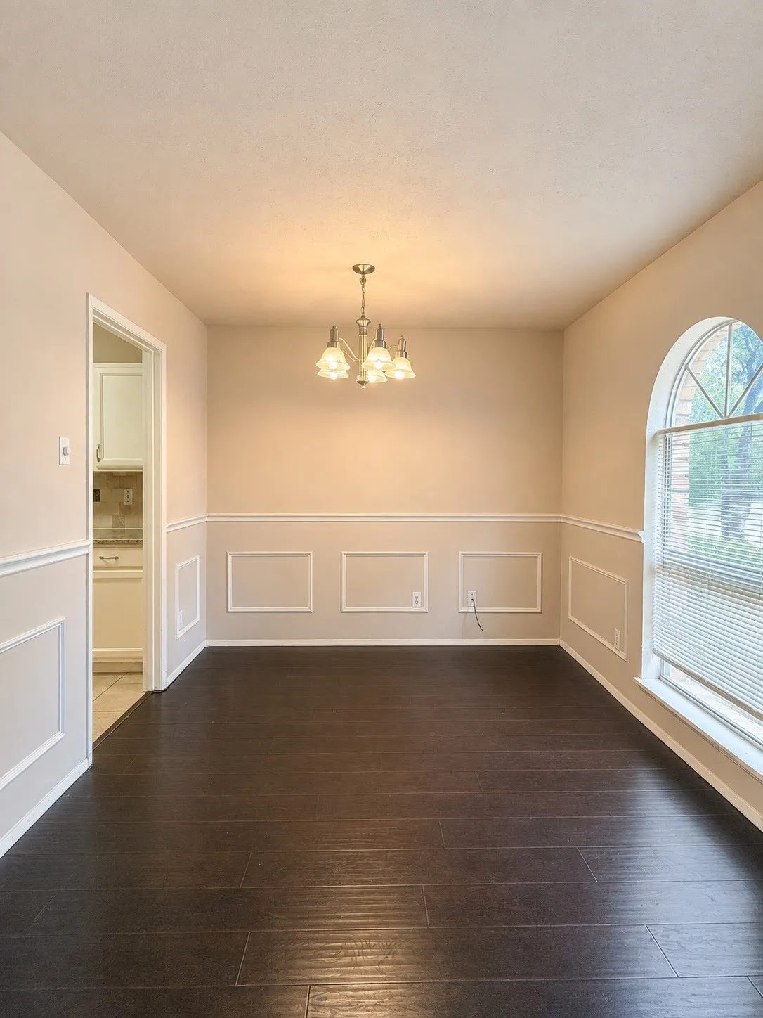 Single Family Residence For Rent in Dallas County , 2937 Emberwood Drive, Garland, Texas 75043, 3 Bedroom, 2 Bathroom, 2 Garage spaces, 1,695 Sqft, built in 1975, mls#21364840, Real Estate Agent in Garland, Homes For Rent in Dallas county, Homes For Rent in Garland, Realtor in Garland Texas, Real Estate Brokerage Independent Realty Texas, Luminita Cordes Realtor