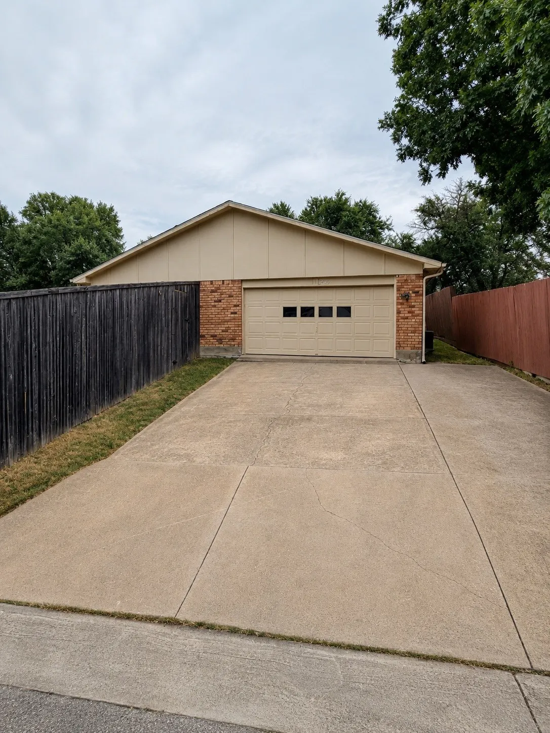 Single Family Residence For Rent in Dallas County , 2937 Emberwood Drive, Garland, Texas 75043, 3 Bedroom, 2 Bathroom, 2 Garage spaces, 1,695 Sqft, built in 1975, mls#21364840, Real Estate Agent in Garland, Homes For Rent in Dallas county, Homes For Rent in Garland, Realtor in Garland Texas, Real Estate Brokerage Independent Realty Texas, Luminita Cordes Realtor