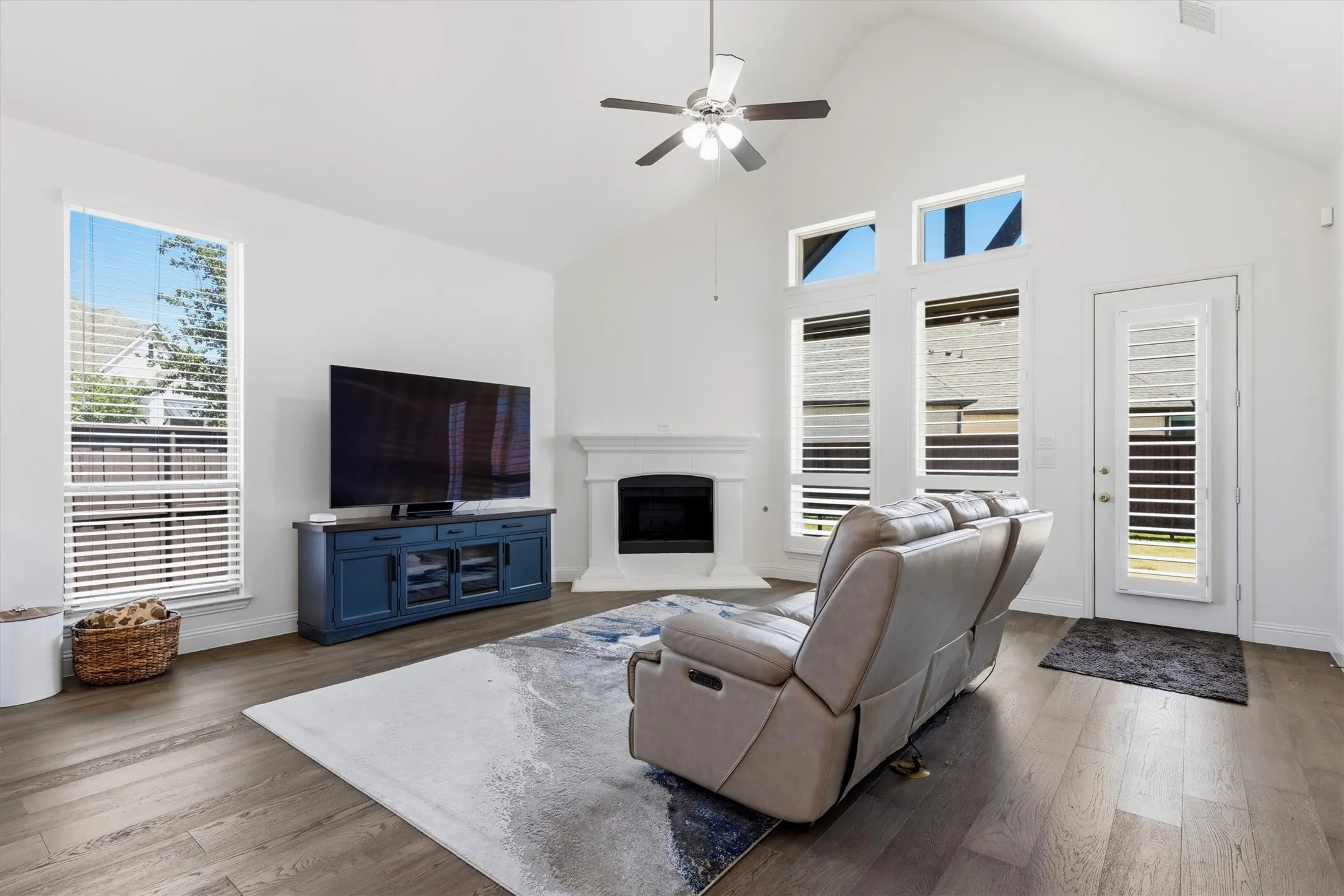 Single Family Residence For Sale in Denton County , 2901 Stonefield, The Colony, Texas 75056, 3 Bedroom, 4 Bathroom, 2 Garage spaces, 2,512 Sqft, built in 2019, mls#21362925, Real Estate Agent in The Colony, Homes For Sale in Denton county, Homes For Sale in The Colony, Realtor in The Colony Texas, Real Estate Brokerage Independent Realty Texas, Luminita Cordes Realtor