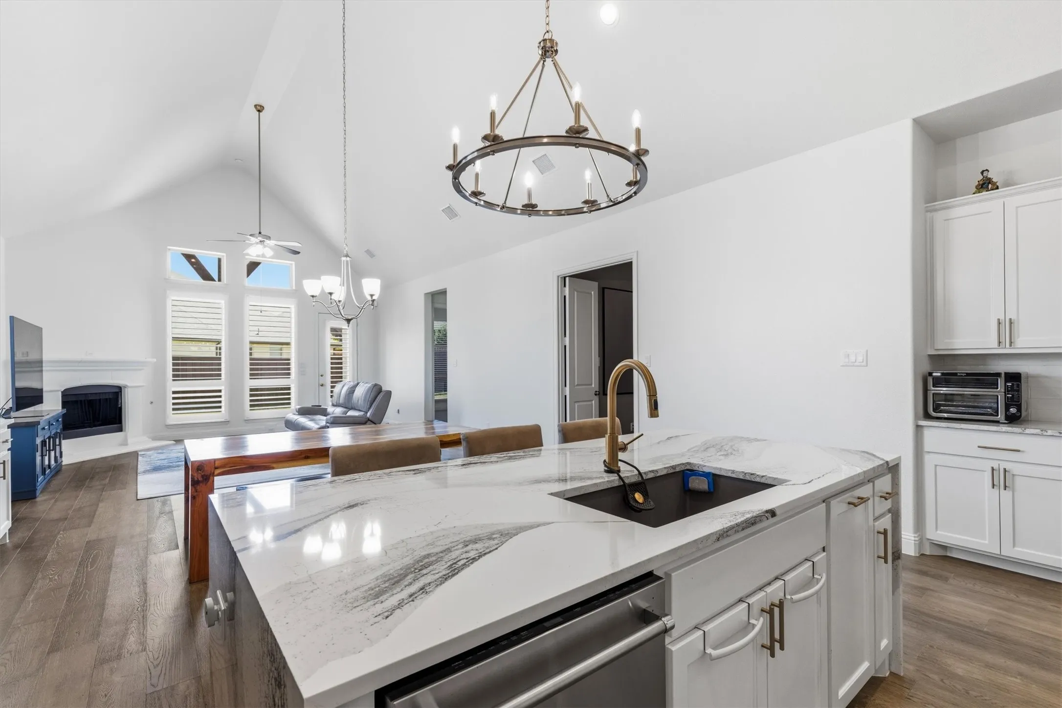 Single Family Residence For Sale in Denton County , 2901 Stonefield, The Colony, Texas 75056, 3 Bedroom, 4 Bathroom, 2 Garage spaces, 2,512 Sqft, built in 2019, mls#21362925, Real Estate Agent in The Colony, Homes For Sale in Denton county, Homes For Sale in The Colony, Realtor in The Colony Texas, Real Estate Brokerage Independent Realty Texas, Luminita Cordes Realtor