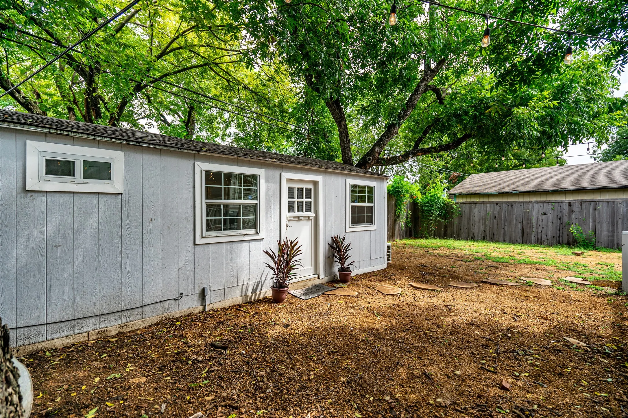Single Family Residence For Sale in Dallas County , 719 Melba Street, Dallas, Texas 75208, 4 Bedroom, 3 Bathroom, Garage spaces, 1,304 Sqft, built in 1930, mls#21364693, Real Estate Agent in Dallas, Homes For Sale in Dallas county, Homes For Sale in Dallas, Realtor in Dallas Texas, Real Estate Brokerage Independent Realty Texas, Luminita Cordes Realtor