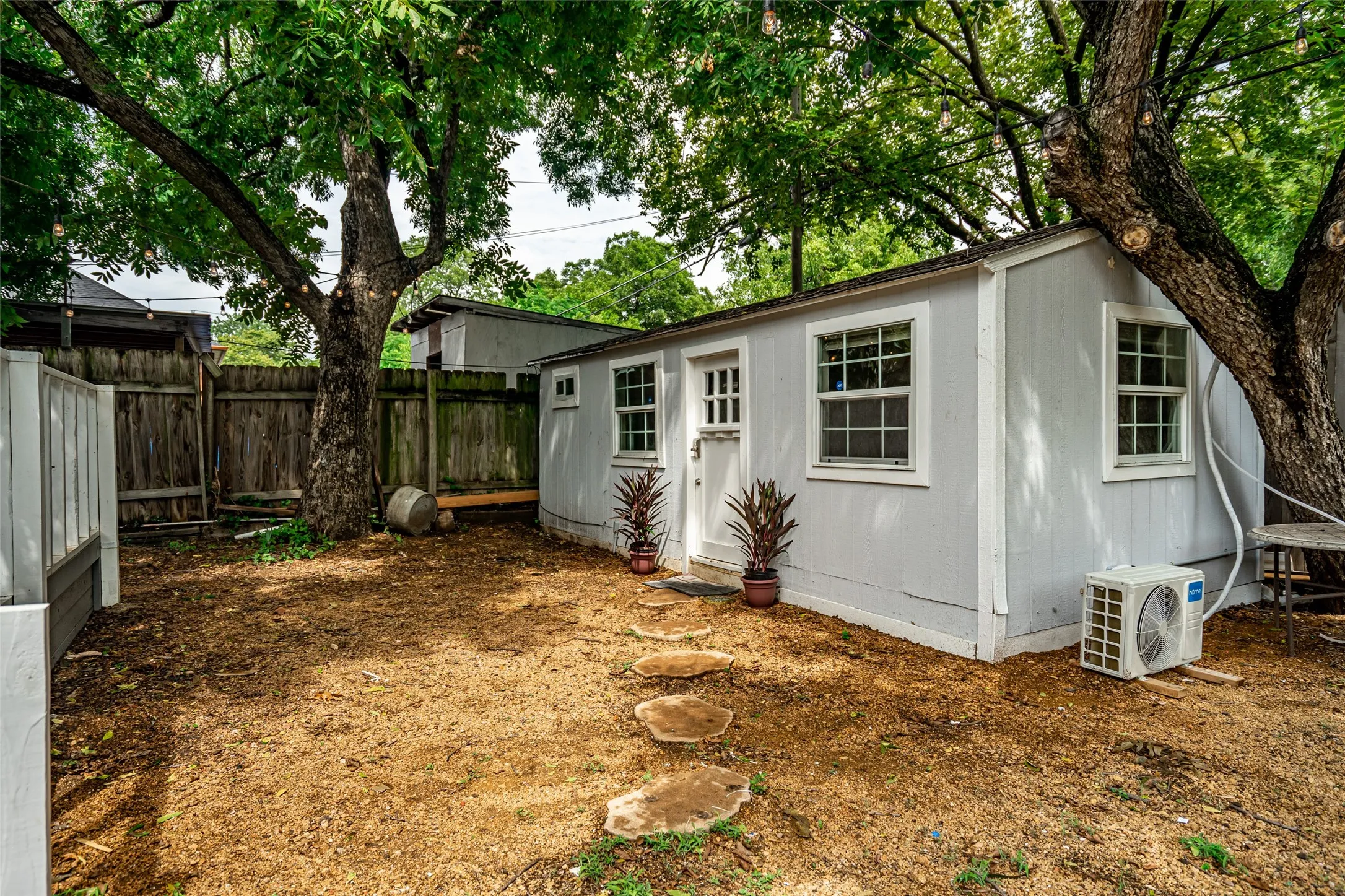 Single Family Residence For Sale in Dallas County , 719 Melba Street, Dallas, Texas 75208, 4 Bedroom, 3 Bathroom, Garage spaces, 1,304 Sqft, built in 1930, mls#21364693, Real Estate Agent in Dallas, Homes For Sale in Dallas county, Homes For Sale in Dallas, Realtor in Dallas Texas, Real Estate Brokerage Independent Realty Texas, Luminita Cordes Realtor