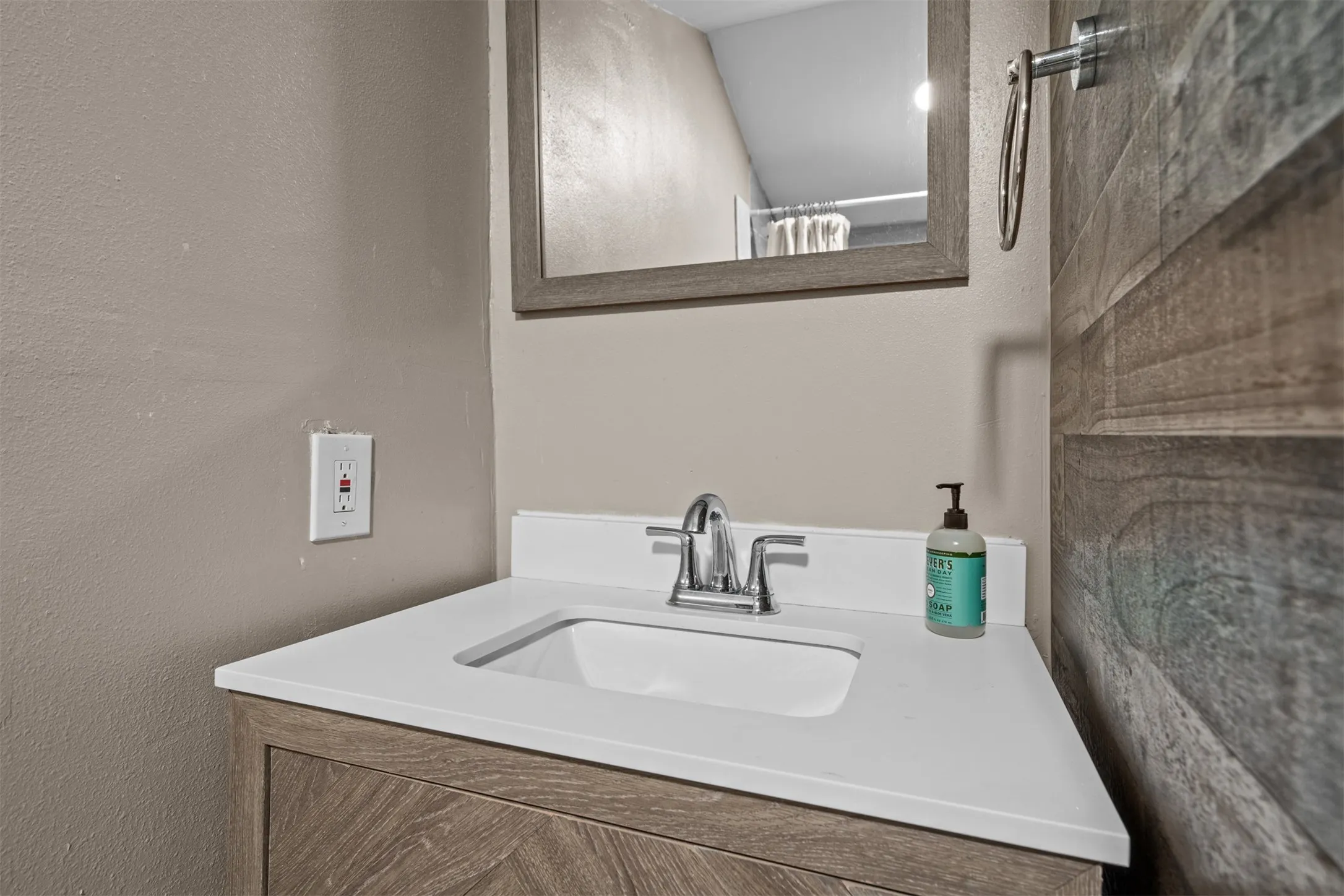 Single Family Residence For Sale in Dallas County , 719 Melba Street, Dallas, Texas 75208, 4 Bedroom, 3 Bathroom, Garage spaces, 1,304 Sqft, built in 1930, mls#21364693, Real Estate Agent in Dallas, Homes For Sale in Dallas county, Homes For Sale in Dallas, Realtor in Dallas Texas, Real Estate Brokerage Independent Realty Texas, Luminita Cordes Realtor