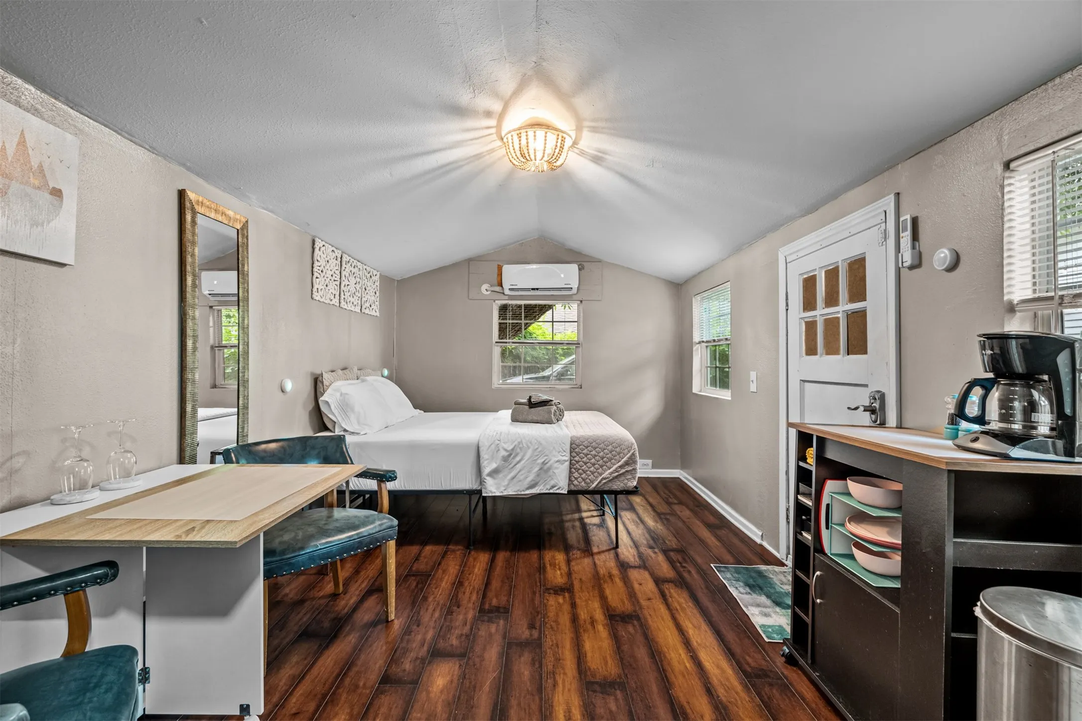 Single Family Residence For Sale in Dallas County , 719 Melba Street, Dallas, Texas 75208, 4 Bedroom, 3 Bathroom, Garage spaces, 1,304 Sqft, built in 1930, mls#21364693, Real Estate Agent in Dallas, Homes For Sale in Dallas county, Homes For Sale in Dallas, Realtor in Dallas Texas, Real Estate Brokerage Independent Realty Texas, Luminita Cordes Realtor
