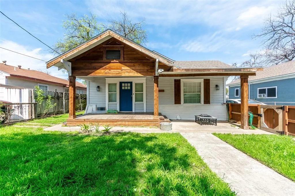 Single Family Residence For Sale in Dallas County , 719 Melba Street, Dallas, Texas 75208, 4 Bedroom, 3 Bathroom, Garage spaces, 1,304 Sqft, built in 1930, mls#21364693, Real Estate Agent in Dallas, Homes For Sale in Dallas county, Homes For Sale in Dallas, Realtor in Dallas Texas, Real Estate Brokerage Independent Realty Texas, Luminita Cordes Realtor