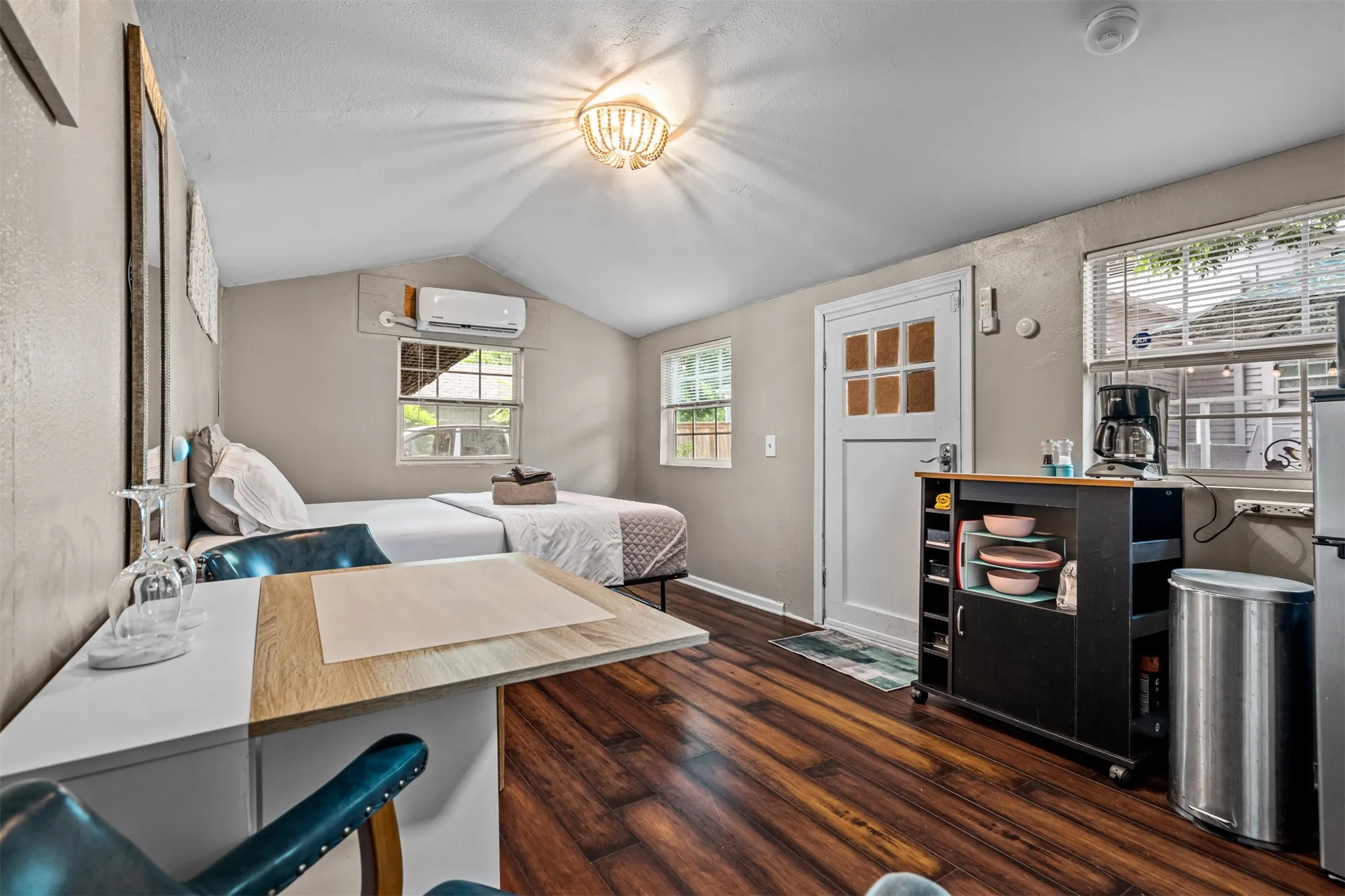 Single Family Residence For Sale in Dallas County , 719 Melba Street, Dallas, Texas 75208, 4 Bedroom, 3 Bathroom, Garage spaces, 1,304 Sqft, built in 1930, mls#21364693, Real Estate Agent in Dallas, Homes For Sale in Dallas county, Homes For Sale in Dallas, Realtor in Dallas Texas, Real Estate Brokerage Independent Realty Texas, Luminita Cordes Realtor