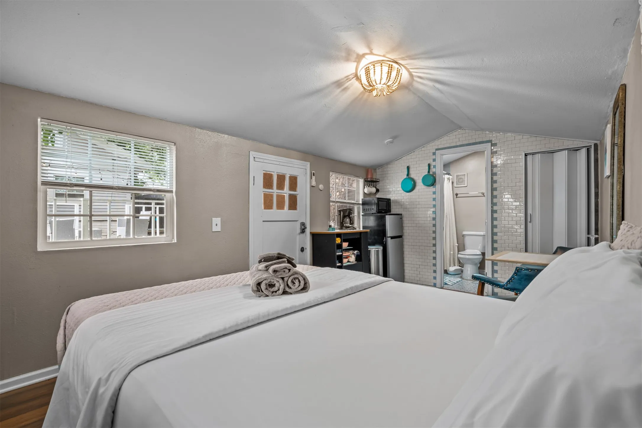 Single Family Residence For Sale in Dallas County , 719 Melba Street, Dallas, Texas 75208, 4 Bedroom, 3 Bathroom, Garage spaces, 1,304 Sqft, built in 1930, mls#21364693, Real Estate Agent in Dallas, Homes For Sale in Dallas county, Homes For Sale in Dallas, Realtor in Dallas Texas, Real Estate Brokerage Independent Realty Texas, Luminita Cordes Realtor