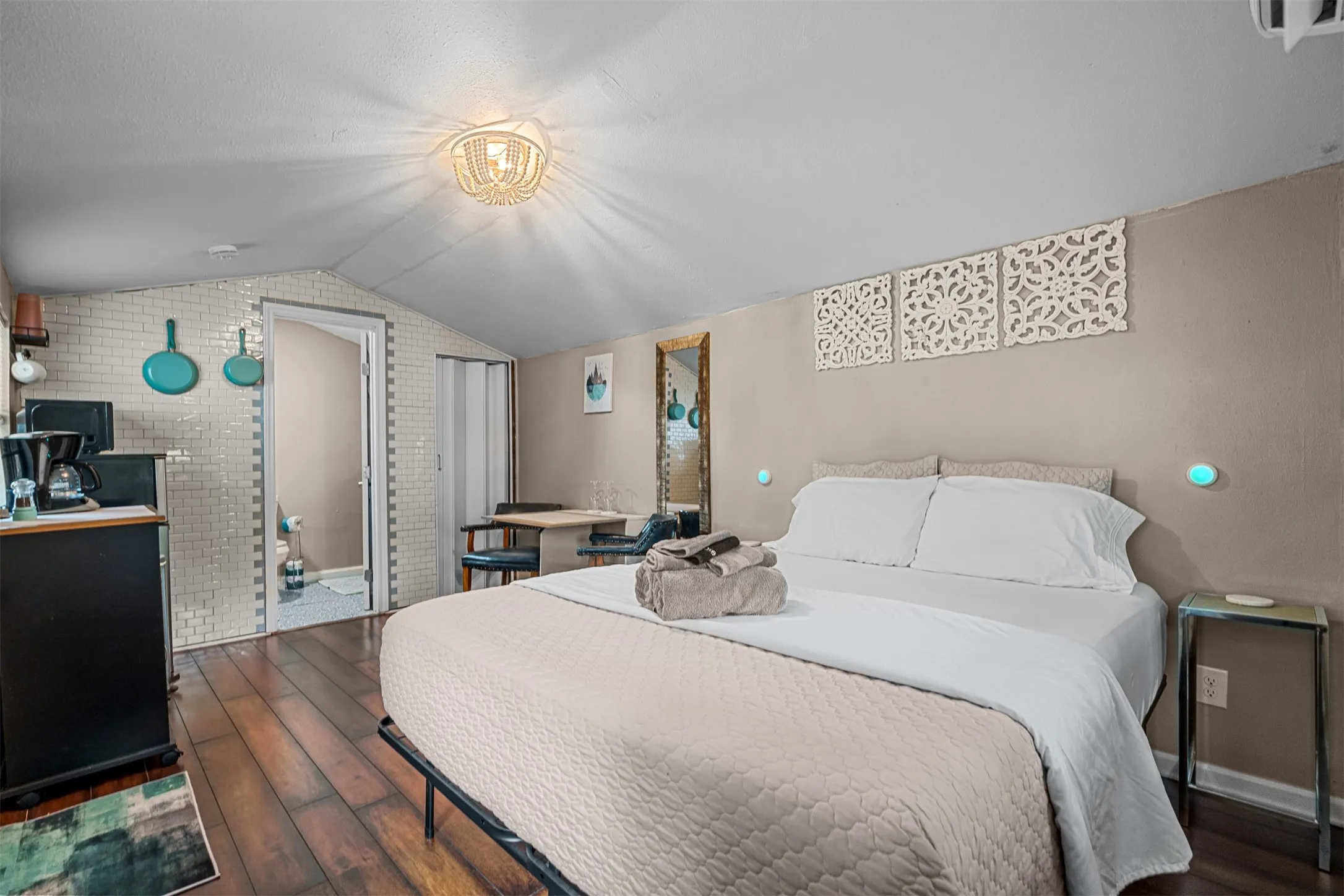 Single Family Residence For Sale in Dallas County , 719 Melba Street, Dallas, Texas 75208, 4 Bedroom, 3 Bathroom, Garage spaces, 1,304 Sqft, built in 1930, mls#21364693, Real Estate Agent in Dallas, Homes For Sale in Dallas county, Homes For Sale in Dallas, Realtor in Dallas Texas, Real Estate Brokerage Independent Realty Texas, Luminita Cordes Realtor