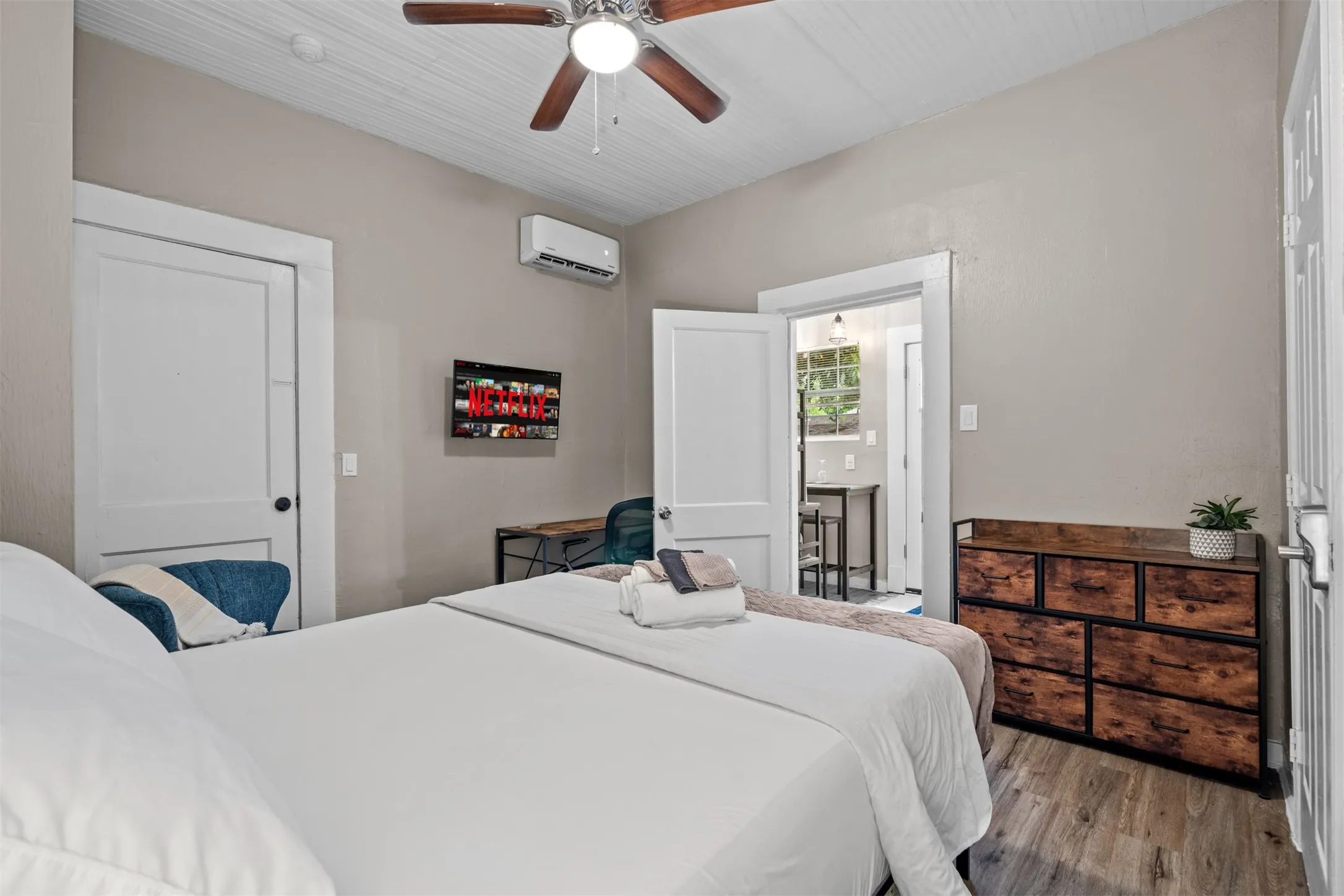 Single Family Residence For Sale in Dallas County , 719 Melba Street, Dallas, Texas 75208, 4 Bedroom, 3 Bathroom, Garage spaces, 1,304 Sqft, built in 1930, mls#21364693, Real Estate Agent in Dallas, Homes For Sale in Dallas county, Homes For Sale in Dallas, Realtor in Dallas Texas, Real Estate Brokerage Independent Realty Texas, Luminita Cordes Realtor
