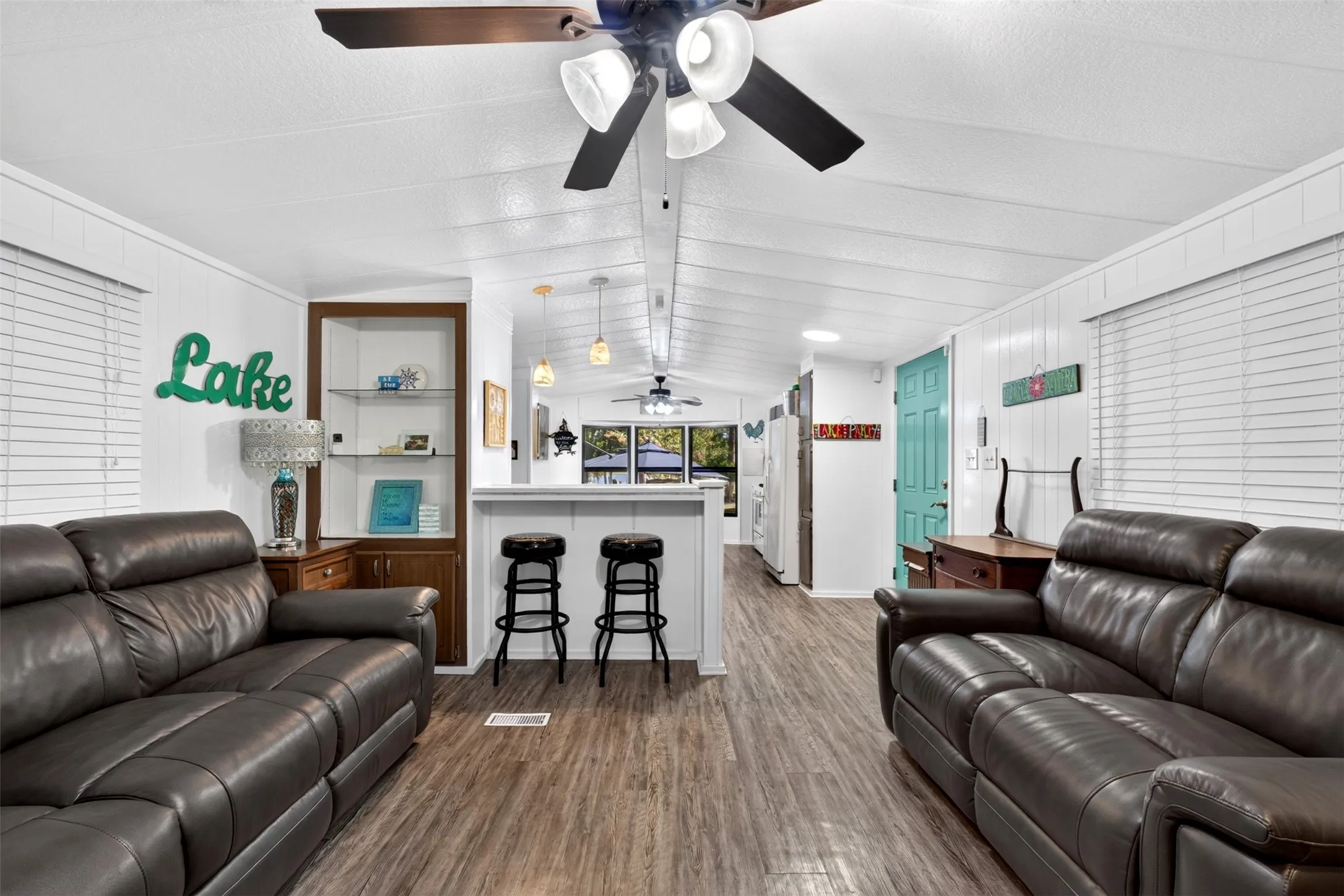 Mobile Home For Sale in Henderson County , 21165 Charina Circle, Chandler, Texas 75758, 2 Bedroom, 2 Bathroom, 1 Garage spaces, 1,426 Sqft, built in 1984, mls#21363658, Real Estate Agent in Chandler, Homes For Sale in Henderson county, Homes For Sale in Chandler, Realtor in Chandler Texas, Real Estate Brokerage Independent Realty Texas, Luminita Cordes Realtor