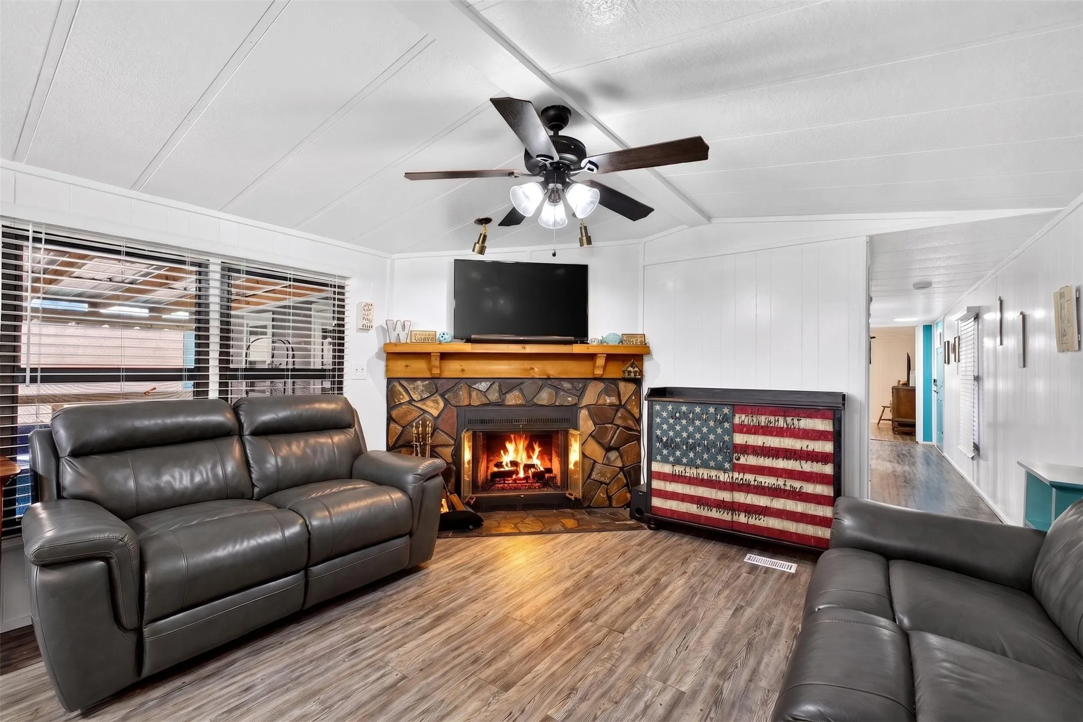 Mobile Home For Sale in Henderson County , 21165 Charina Circle, Chandler, Texas 75758, 2 Bedroom, 2 Bathroom, 1 Garage spaces, 1,426 Sqft, built in 1984, mls#21363658, Real Estate Agent in Chandler, Homes For Sale in Henderson county, Homes For Sale in Chandler, Realtor in Chandler Texas, Real Estate Brokerage Independent Realty Texas, Luminita Cordes Realtor