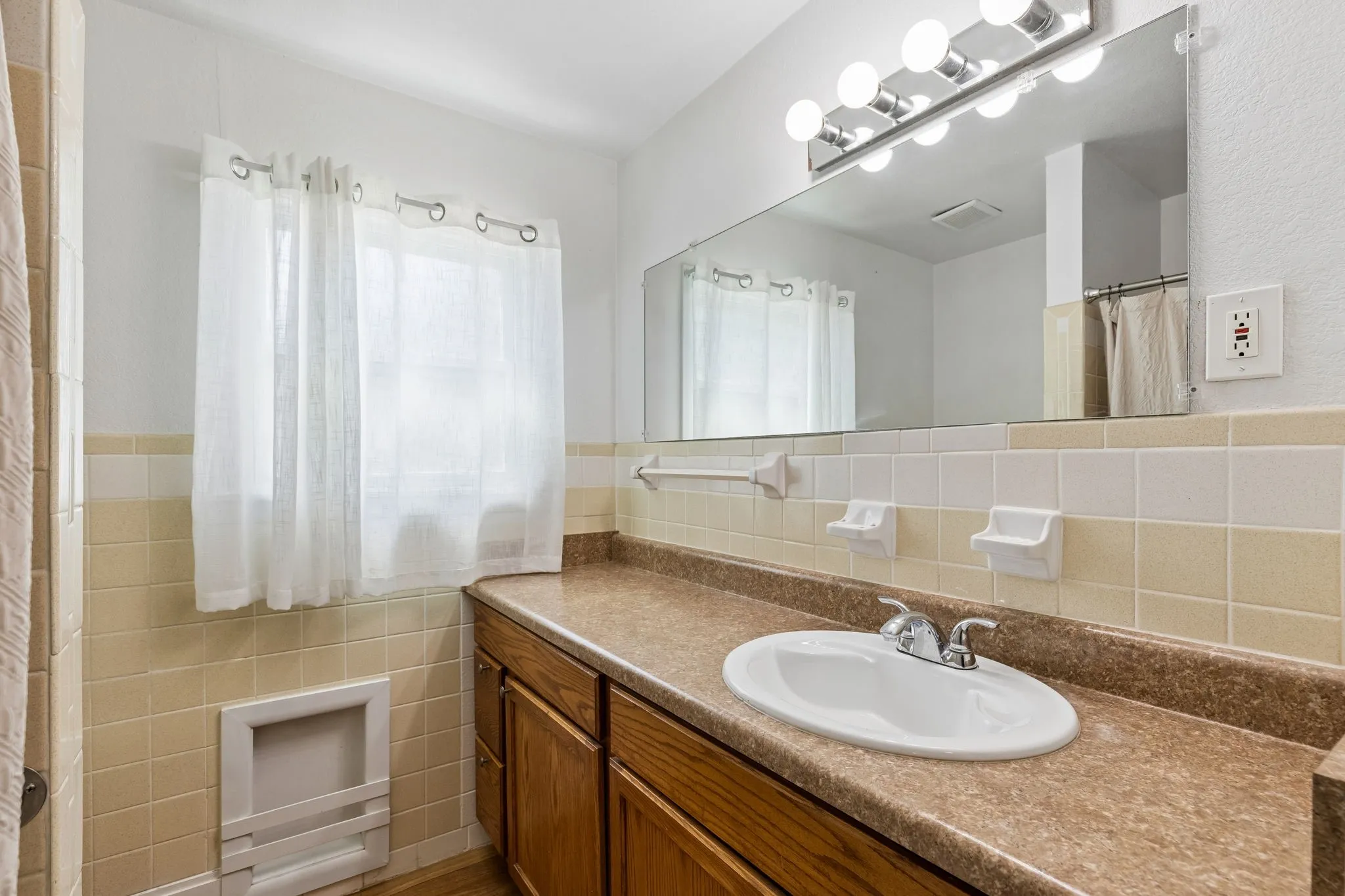 Single Family Residence For Sale in Tarrant County , 3504 Katrine Street, Haltom City, Texas 76117, 3 Bedroom, 1 Bathroom, 1 Garage spaces, 1,181 Sqft, built in 1952, mls#21361911, Real Estate Agent in Haltom City, Homes For Sale in Tarrant county, Homes For Sale in Haltom City, Realtor in Haltom City Texas, Real Estate Brokerage Independent Realty Texas, Luminita Cordes Realtor