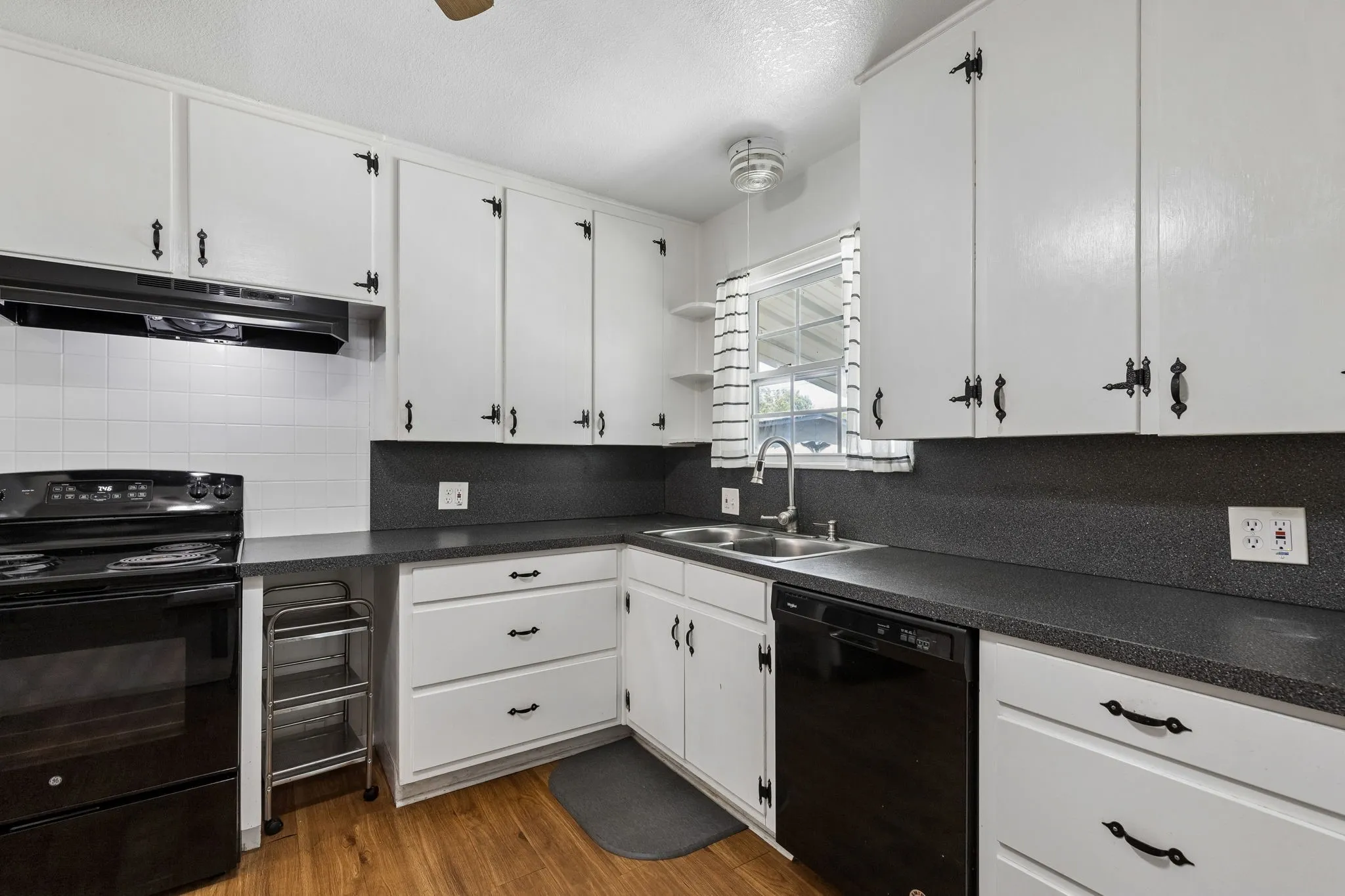 Single Family Residence For Sale in Tarrant County , 3504 Katrine Street, Haltom City, Texas 76117, 3 Bedroom, 1 Bathroom, 1 Garage spaces, 1,181 Sqft, built in 1952, mls#21361911, Real Estate Agent in Haltom City, Homes For Sale in Tarrant county, Homes For Sale in Haltom City, Realtor in Haltom City Texas, Real Estate Brokerage Independent Realty Texas, Luminita Cordes Realtor