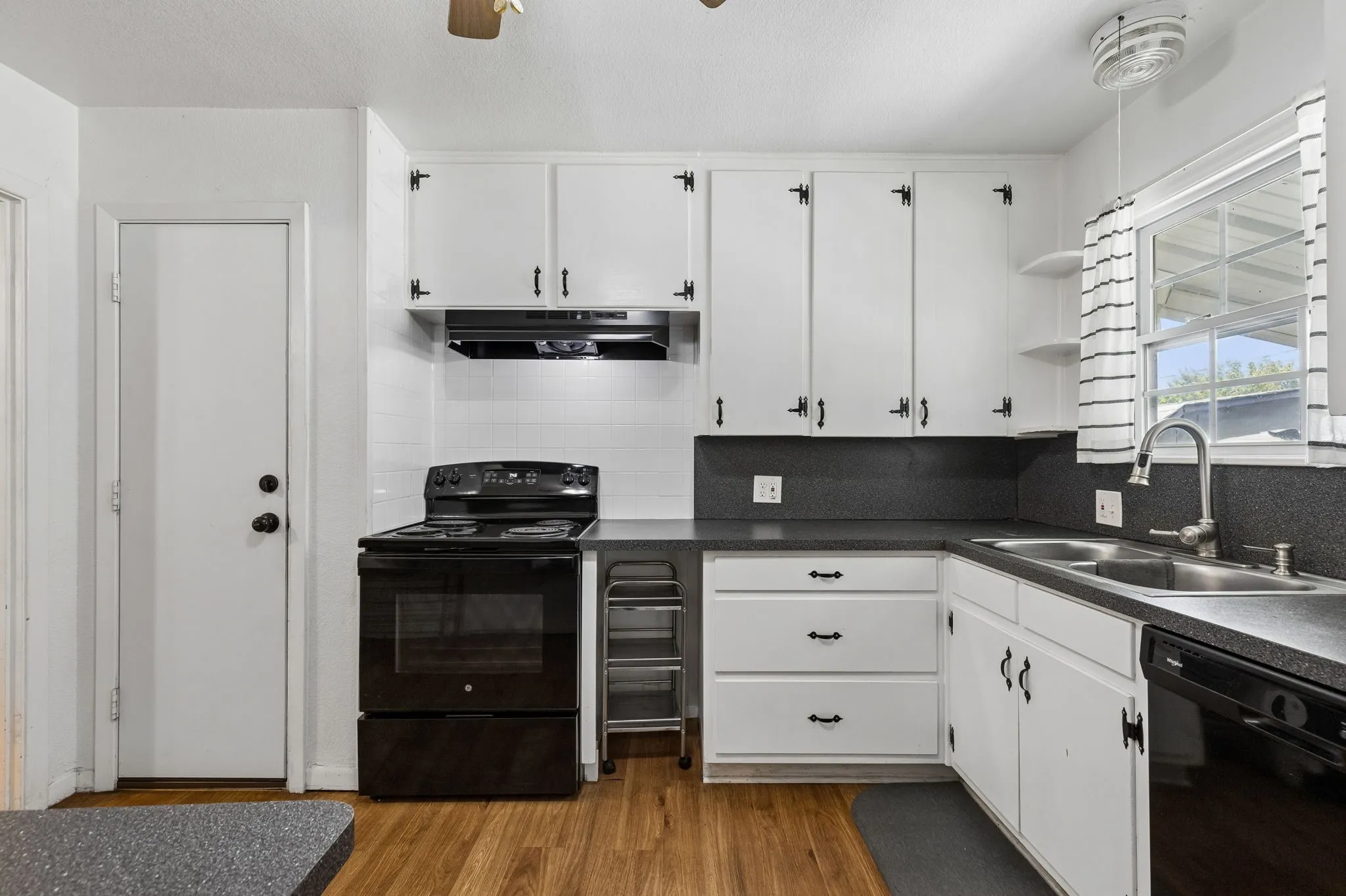 Single Family Residence For Sale in Tarrant County , 3504 Katrine Street, Haltom City, Texas 76117, 3 Bedroom, 1 Bathroom, 1 Garage spaces, 1,181 Sqft, built in 1952, mls#21361911, Real Estate Agent in Haltom City, Homes For Sale in Tarrant county, Homes For Sale in Haltom City, Realtor in Haltom City Texas, Real Estate Brokerage Independent Realty Texas, Luminita Cordes Realtor