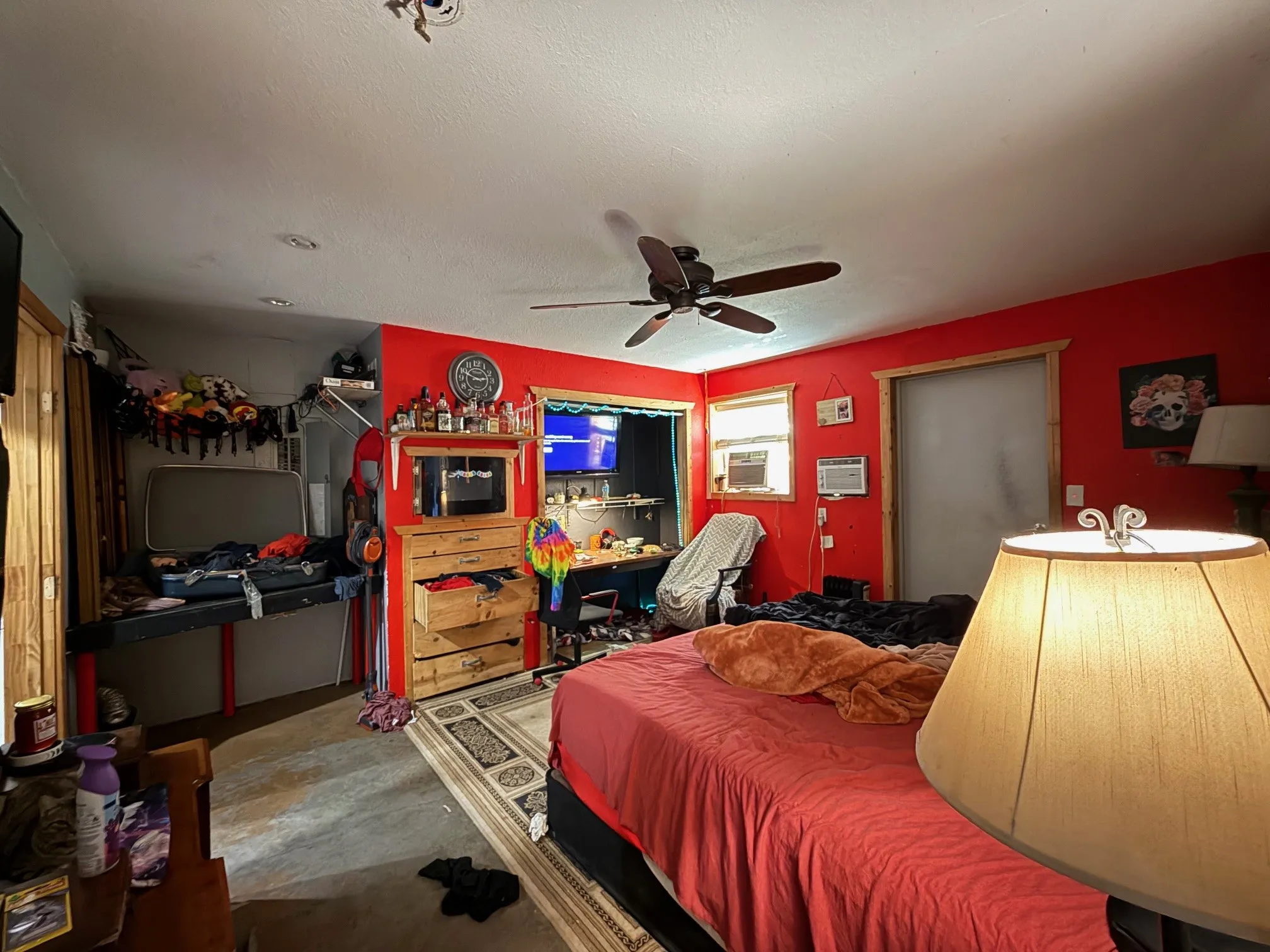 Room featuring a ceiling fan, recessed lighting, and a window with an air conditioning unit