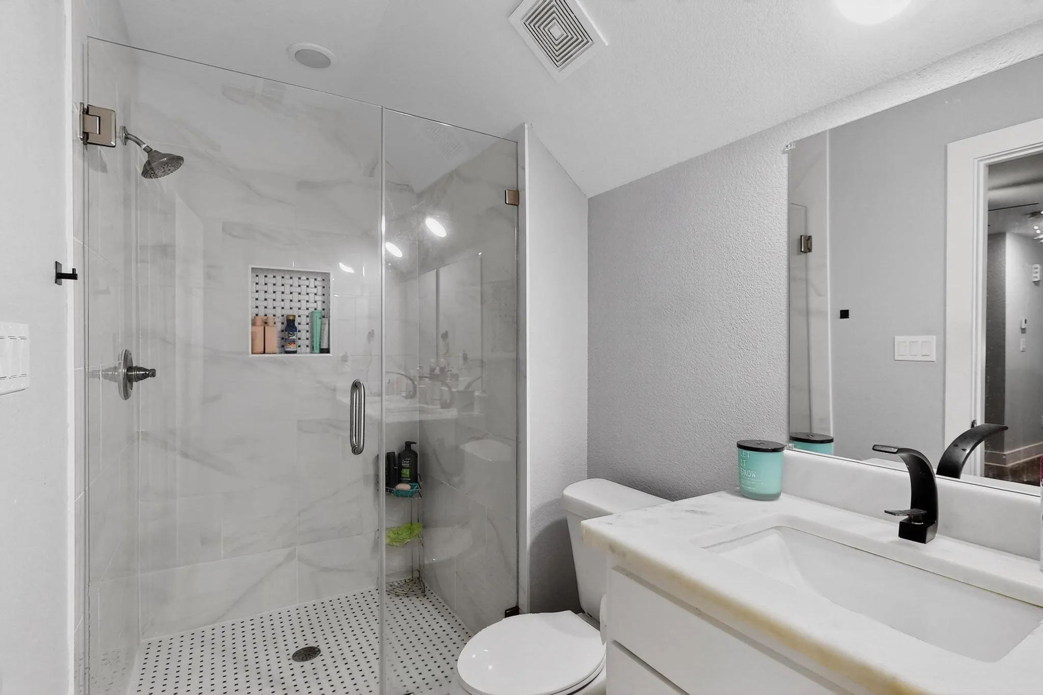 Upstairs full bathroom