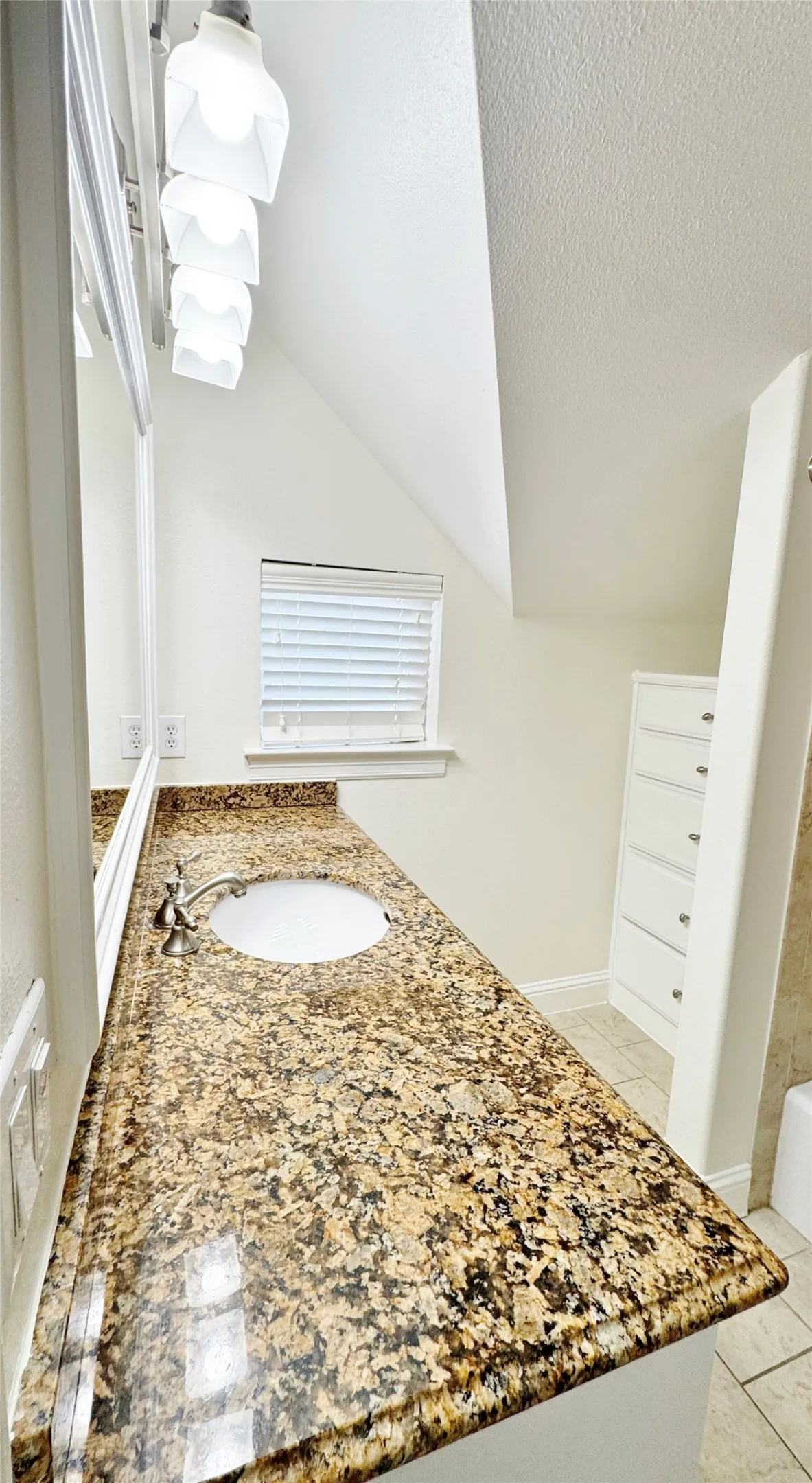 Townhouse For Rent in Dallas County , 4148 Grassmere Lane 3A, University Park, Texas 75205, 4 Bedroom, 4 Bathroom, 2 Garage spaces, 2,124 Sqft, built in 2007, mls#21364863, Real Estate Agent in University Park, Homes For Rent in Dallas county, Homes For Rent in University Park, Realtor in University Park Texas, Real Estate Brokerage Independent Realty Texas, Luminita Cordes Realtor