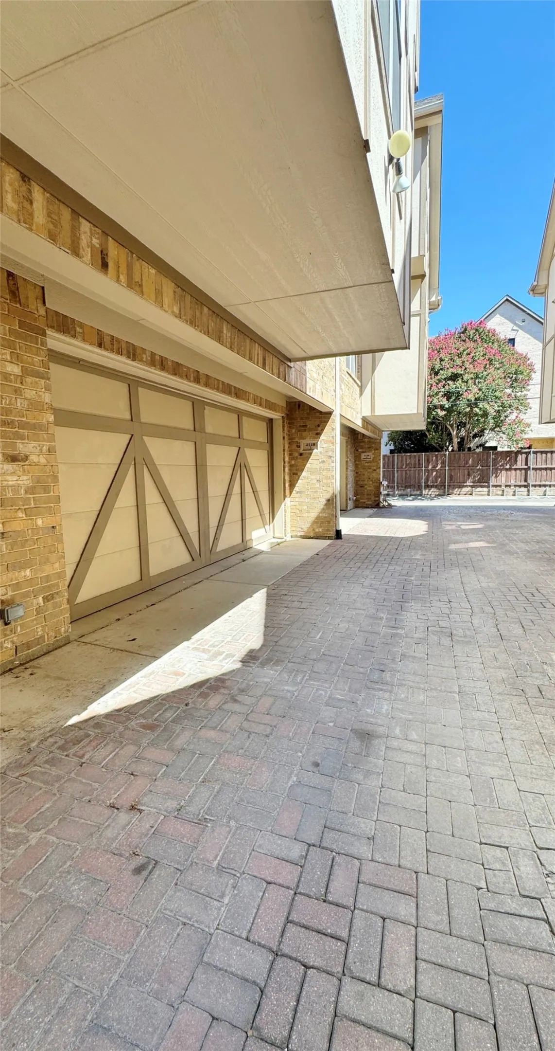 Townhouse For Rent in Dallas County , 4148 Grassmere Lane 3A, University Park, Texas 75205, 4 Bedroom, 4 Bathroom, 2 Garage spaces, 2,124 Sqft, built in 2007, mls#21364863, Real Estate Agent in University Park, Homes For Rent in Dallas county, Homes For Rent in University Park, Realtor in University Park Texas, Real Estate Brokerage Independent Realty Texas, Luminita Cordes Realtor