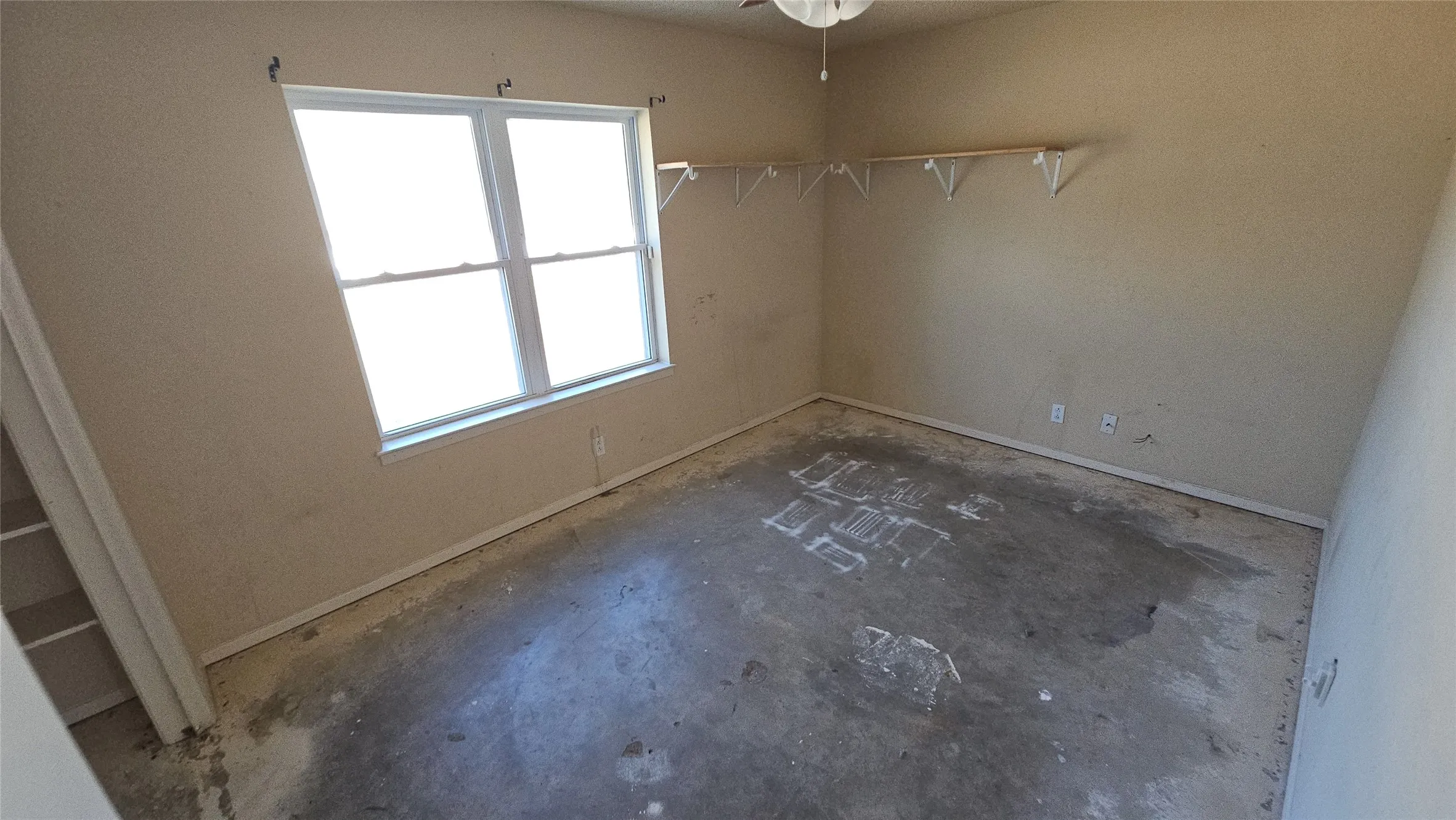 Single Family Residence For Sale in Tarrant County , 833 James Street, Azle, Texas 76020, 4 Bedroom, 2 Bathroom, 2 Garage spaces, 1,936 Sqft, built in 1976, mls#21352355, Real Estate Agent in Azle, Homes For Sale in Tarrant county, Homes For Sale in Azle, Realtor in Azle Texas, Real Estate Brokerage Independent Realty Texas, Luminita Cordes Realtor