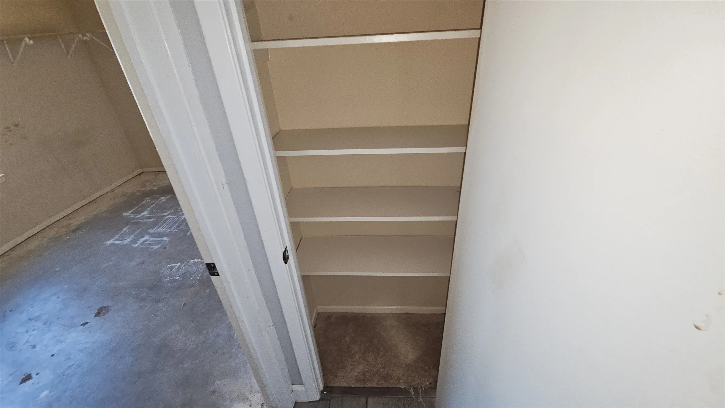 Single Family Residence For Sale in Tarrant County , 833 James Street, Azle, Texas 76020, 4 Bedroom, 2 Bathroom, 2 Garage spaces, 1,936 Sqft, built in 1976, mls#21352355, Real Estate Agent in Azle, Homes For Sale in Tarrant county, Homes For Sale in Azle, Realtor in Azle Texas, Real Estate Brokerage Independent Realty Texas, Luminita Cordes Realtor