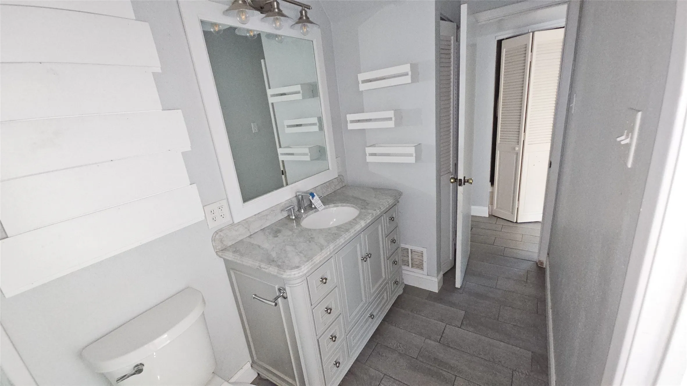 Single Family Residence For Sale in Tarrant County , 833 James Street, Azle, Texas 76020, 4 Bedroom, 2 Bathroom, 2 Garage spaces, 1,936 Sqft, built in 1976, mls#21352355, Real Estate Agent in Azle, Homes For Sale in Tarrant county, Homes For Sale in Azle, Realtor in Azle Texas, Real Estate Brokerage Independent Realty Texas, Luminita Cordes Realtor