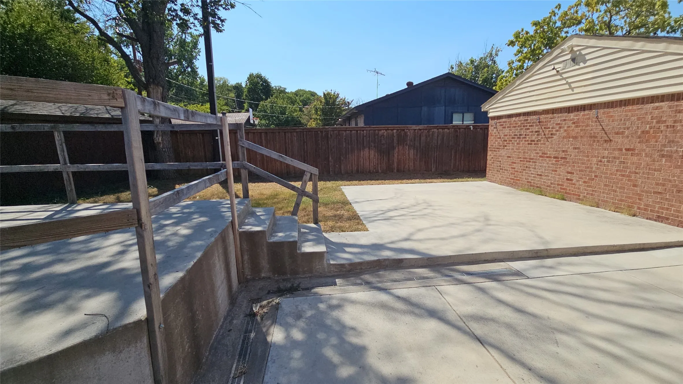 Single Family Residence For Sale in Tarrant County , 833 James Street, Azle, Texas 76020, 4 Bedroom, 2 Bathroom, 2 Garage spaces, 1,936 Sqft, built in 1976, mls#21352355, Real Estate Agent in Azle, Homes For Sale in Tarrant county, Homes For Sale in Azle, Realtor in Azle Texas, Real Estate Brokerage Independent Realty Texas, Luminita Cordes Realtor