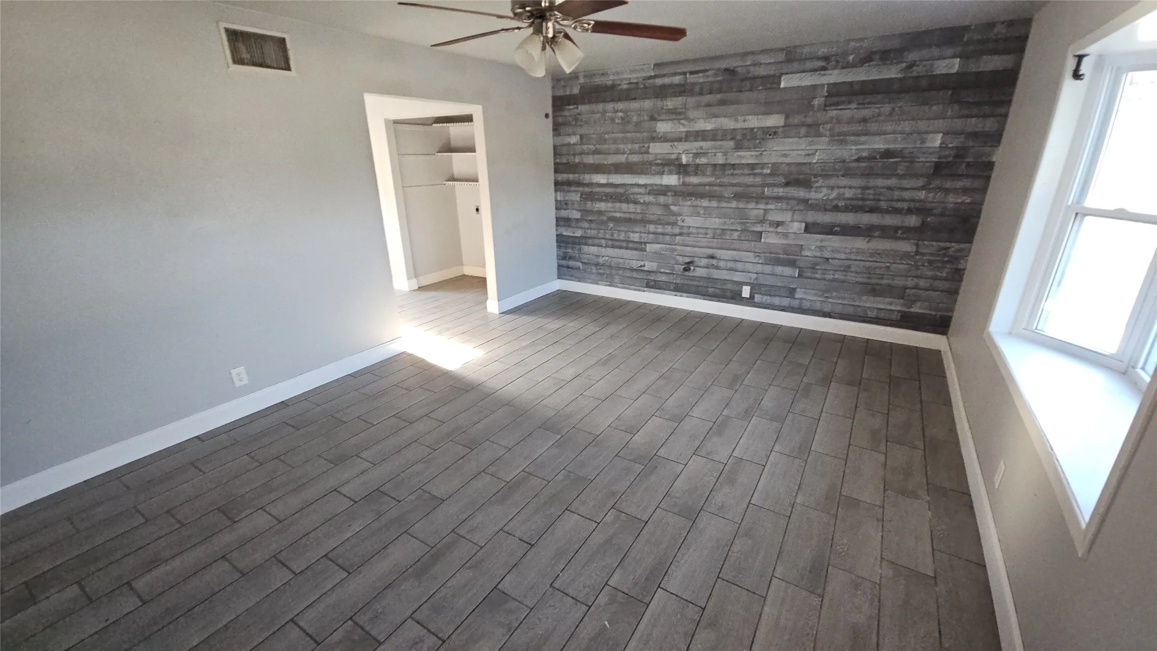 Single Family Residence For Sale in Tarrant County , 833 James Street, Azle, Texas 76020, 4 Bedroom, 2 Bathroom, 2 Garage spaces, 1,936 Sqft, built in 1976, mls#21352355, Real Estate Agent in Azle, Homes For Sale in Tarrant county, Homes For Sale in Azle, Realtor in Azle Texas, Real Estate Brokerage Independent Realty Texas, Luminita Cordes Realtor