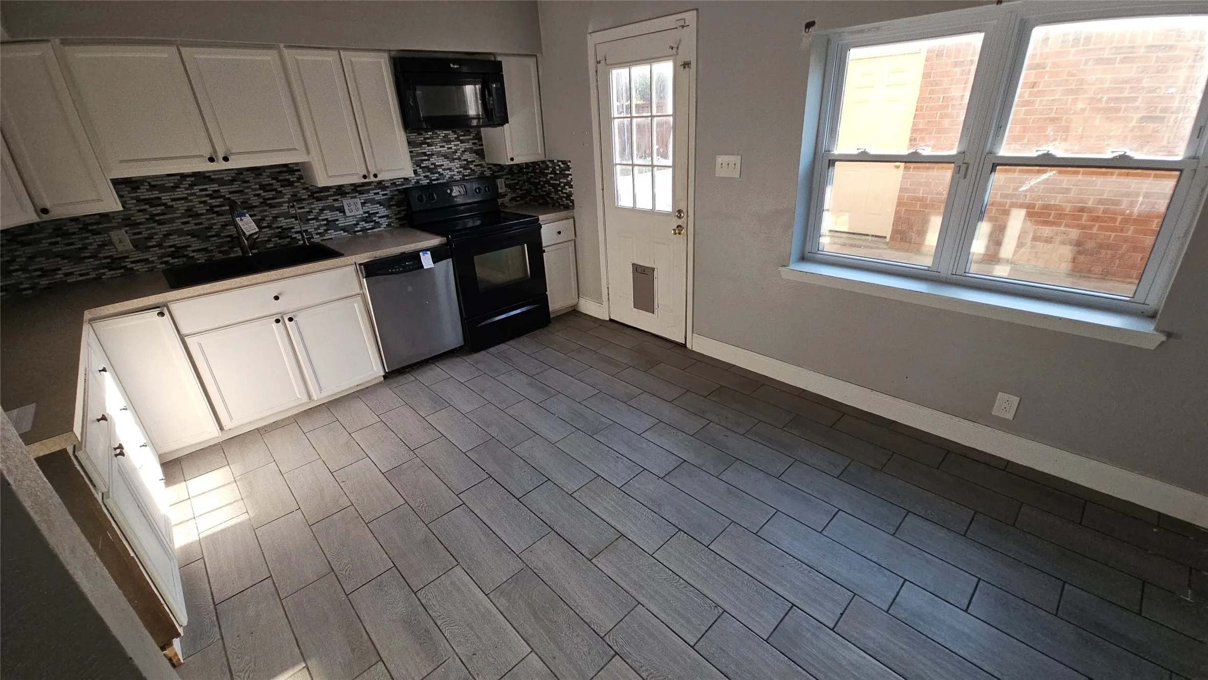 Single Family Residence For Sale in Tarrant County , 833 James Street, Azle, Texas 76020, 4 Bedroom, 2 Bathroom, 2 Garage spaces, 1,936 Sqft, built in 1976, mls#21352355, Real Estate Agent in Azle, Homes For Sale in Tarrant county, Homes For Sale in Azle, Realtor in Azle Texas, Real Estate Brokerage Independent Realty Texas, Luminita Cordes Realtor