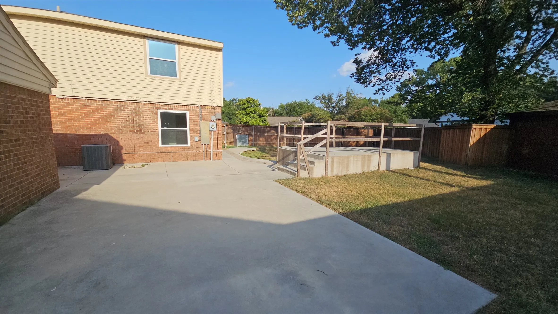 Single Family Residence For Sale in Tarrant County , 833 James Street, Azle, Texas 76020, 4 Bedroom, 2 Bathroom, 2 Garage spaces, 1,936 Sqft, built in 1976, mls#21352355, Real Estate Agent in Azle, Homes For Sale in Tarrant county, Homes For Sale in Azle, Realtor in Azle Texas, Real Estate Brokerage Independent Realty Texas, Luminita Cordes Realtor