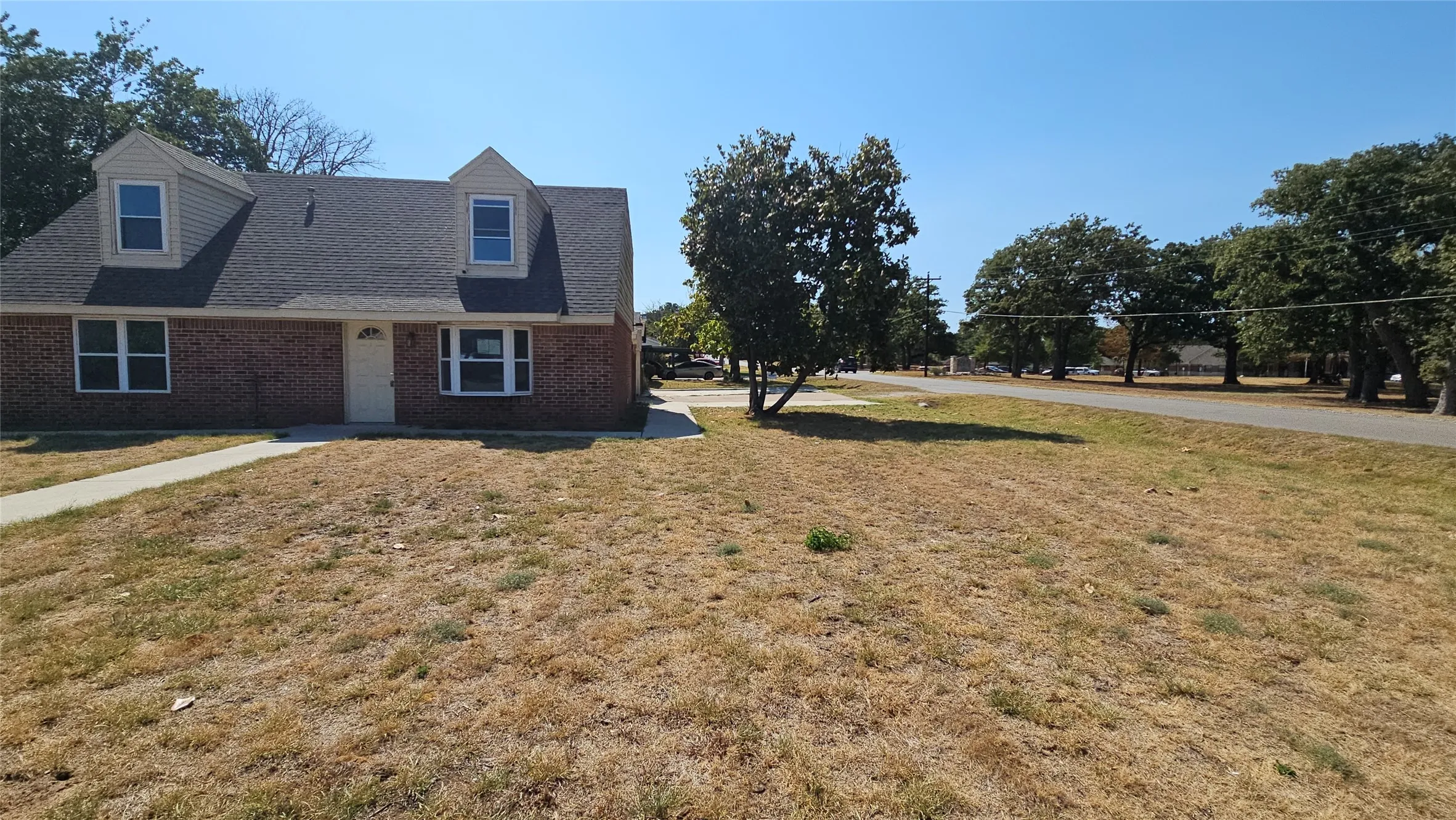 Single Family Residence For Sale in Tarrant County , 833 James Street, Azle, Texas 76020, 4 Bedroom, 2 Bathroom, 2 Garage spaces, 1,936 Sqft, built in 1976, mls#21352355, Real Estate Agent in Azle, Homes For Sale in Tarrant county, Homes For Sale in Azle, Realtor in Azle Texas, Real Estate Brokerage Independent Realty Texas, Luminita Cordes Realtor