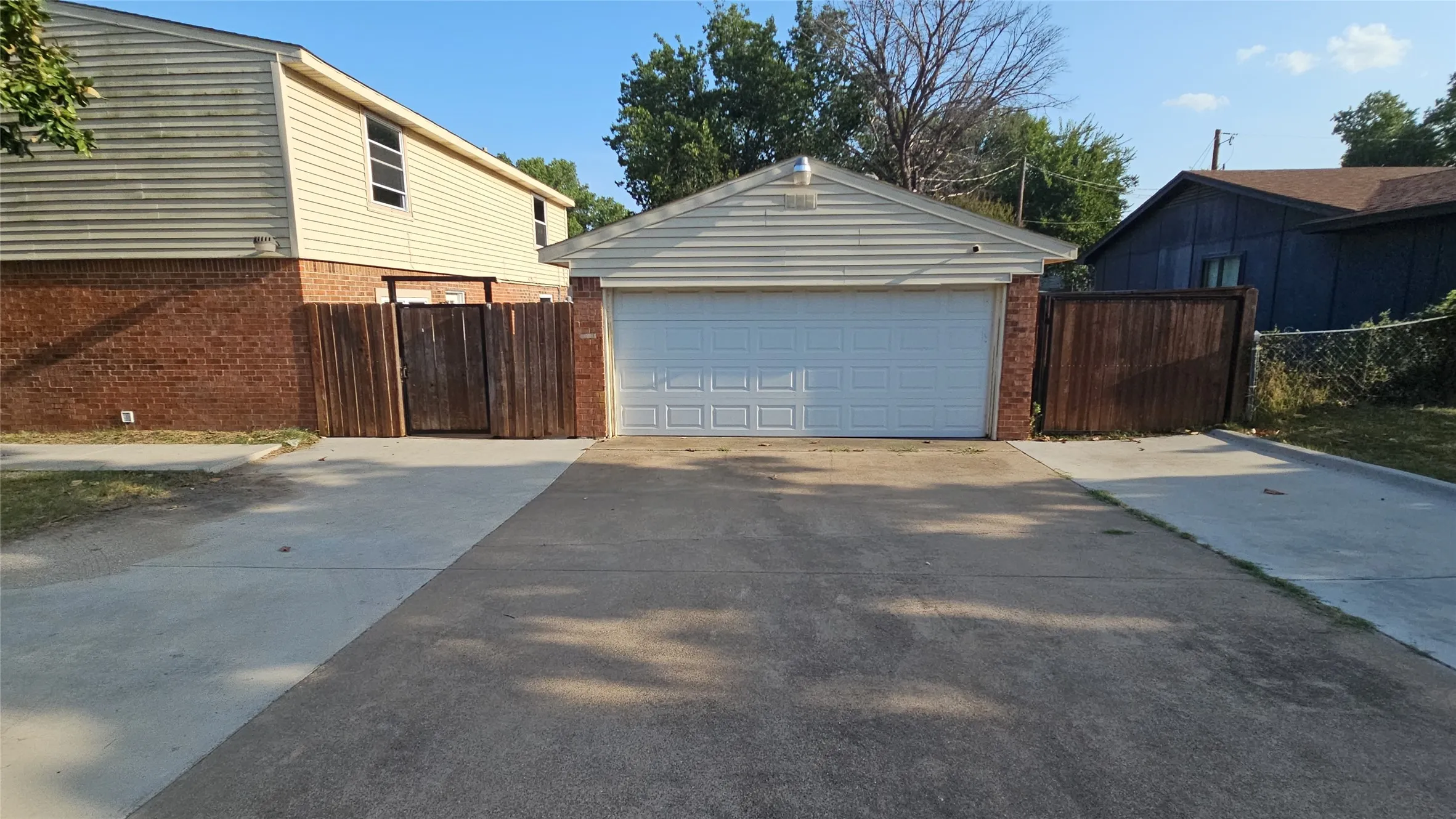 Single Family Residence For Sale in Tarrant County , 833 James Street, Azle, Texas 76020, 4 Bedroom, 2 Bathroom, 2 Garage spaces, 1,936 Sqft, built in 1976, mls#21352355, Real Estate Agent in Azle, Homes For Sale in Tarrant county, Homes For Sale in Azle, Realtor in Azle Texas, Real Estate Brokerage Independent Realty Texas, Luminita Cordes Realtor