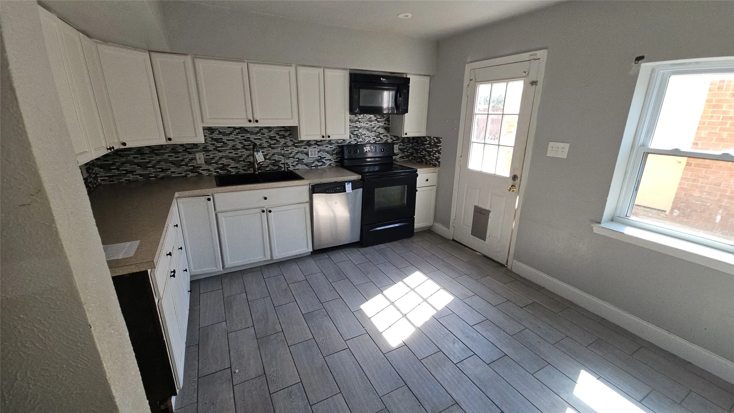 Single Family Residence For Sale in Tarrant County , 833 James Street, Azle, Texas 76020, 4 Bedroom, 2 Bathroom, 2 Garage spaces, 1,936 Sqft, built in 1976, mls#21352355, Real Estate Agent in Azle, Homes For Sale in Tarrant county, Homes For Sale in Azle, Realtor in Azle Texas, Real Estate Brokerage Independent Realty Texas, Luminita Cordes Realtor