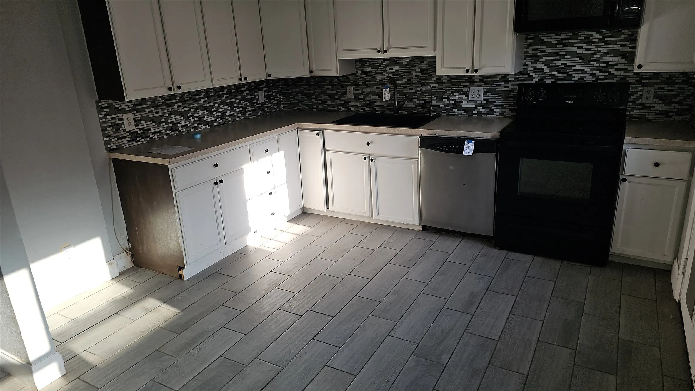 Single Family Residence For Sale in Tarrant County , 833 James Street, Azle, Texas 76020, 4 Bedroom, 2 Bathroom, 2 Garage spaces, 1,936 Sqft, built in 1976, mls#21352355, Real Estate Agent in Azle, Homes For Sale in Tarrant county, Homes For Sale in Azle, Realtor in Azle Texas, Real Estate Brokerage Independent Realty Texas, Luminita Cordes Realtor