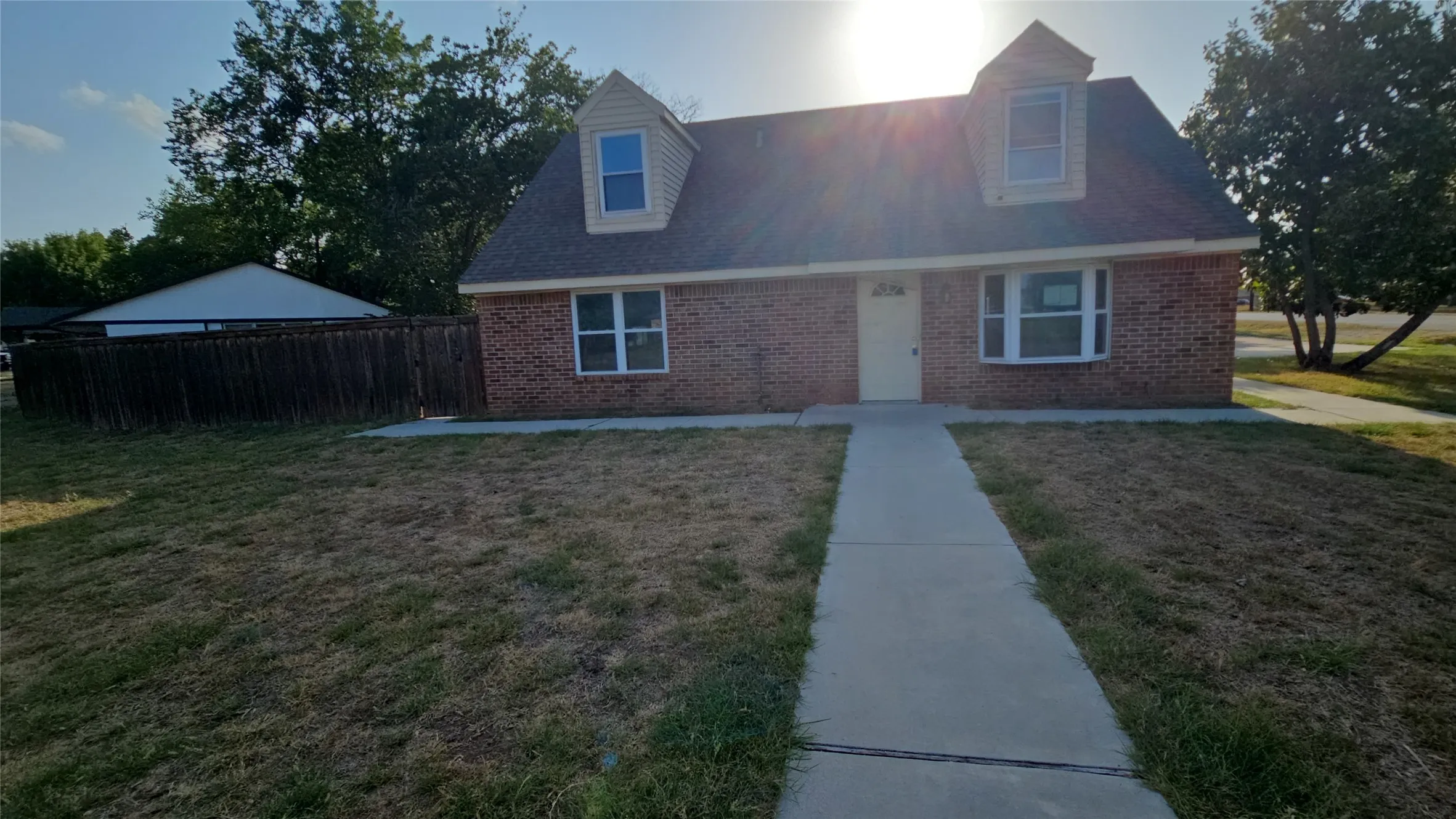 Single Family Residence For Sale in Tarrant County , 833 James Street, Azle, Texas 76020, 4 Bedroom, 2 Bathroom, 2 Garage spaces, 1,936 Sqft, built in 1976, mls#21352355, Real Estate Agent in Azle, Homes For Sale in Tarrant county, Homes For Sale in Azle, Realtor in Azle Texas, Real Estate Brokerage Independent Realty Texas, Luminita Cordes Realtor