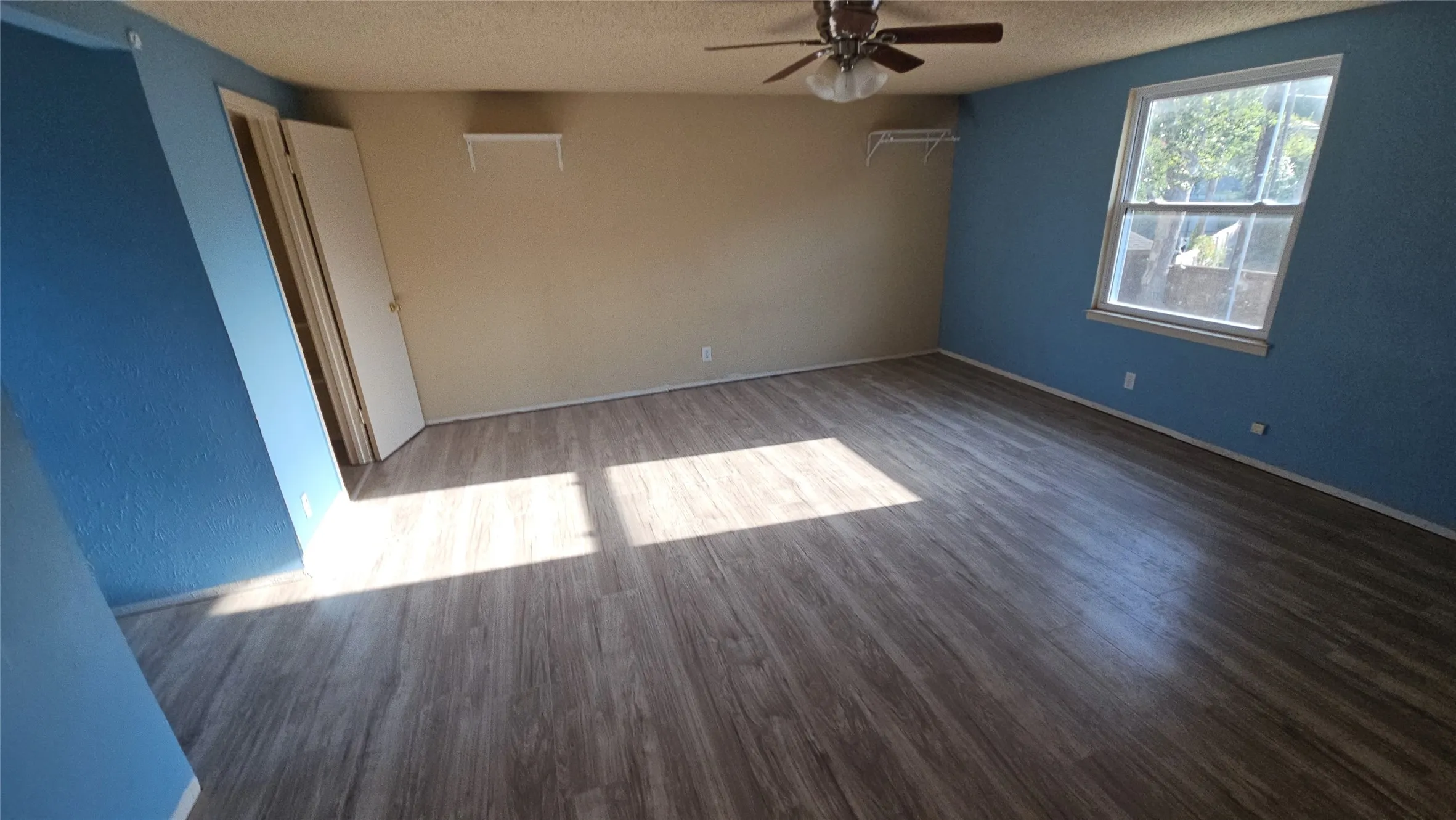 Single Family Residence For Sale in Tarrant County , 833 James Street, Azle, Texas 76020, 4 Bedroom, 2 Bathroom, 2 Garage spaces, 1,936 Sqft, built in 1976, mls#21352355, Real Estate Agent in Azle, Homes For Sale in Tarrant county, Homes For Sale in Azle, Realtor in Azle Texas, Real Estate Brokerage Independent Realty Texas, Luminita Cordes Realtor