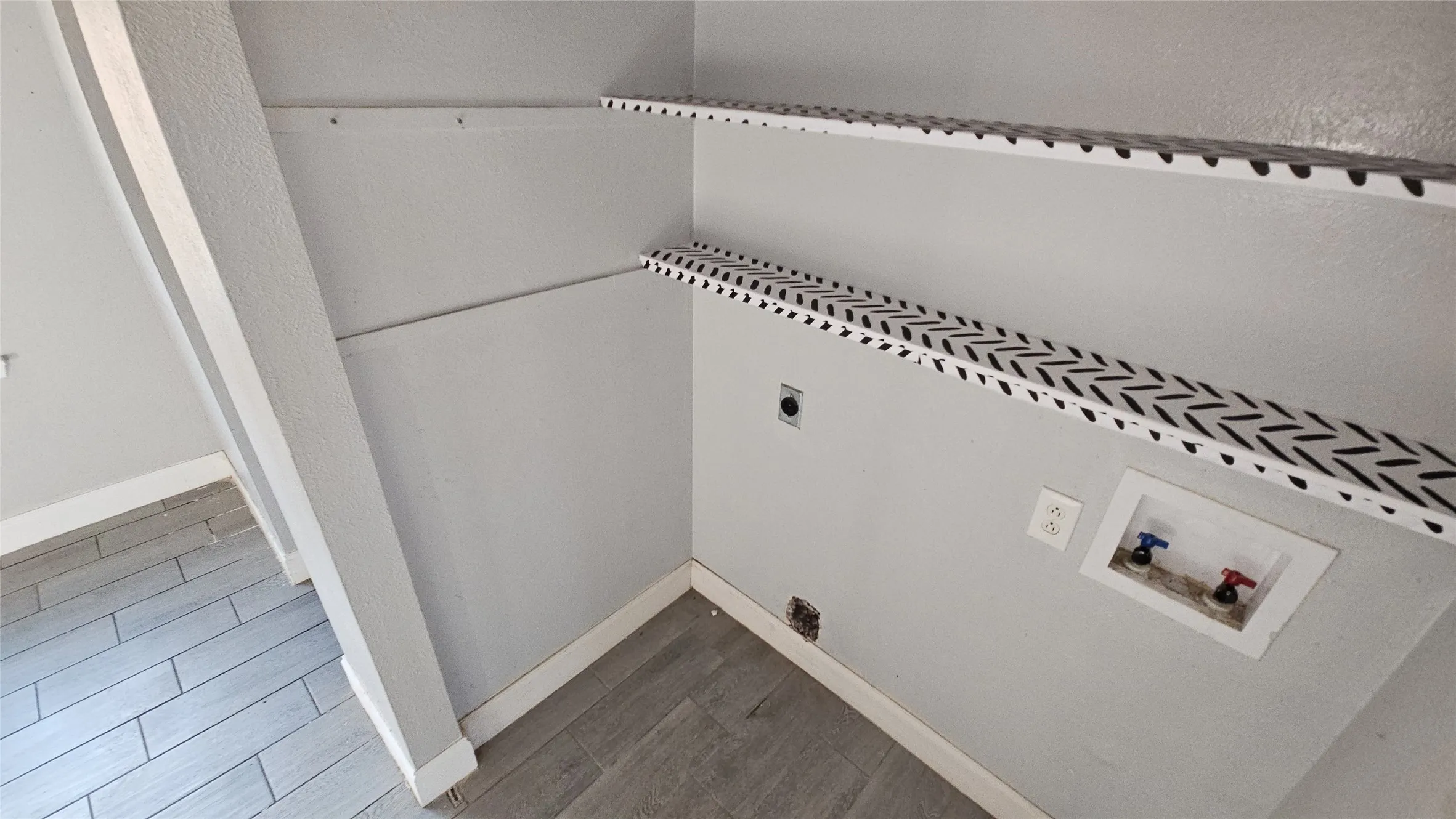Single Family Residence For Sale in Tarrant County , 833 James Street, Azle, Texas 76020, 4 Bedroom, 2 Bathroom, 2 Garage spaces, 1,936 Sqft, built in 1976, mls#21352355, Real Estate Agent in Azle, Homes For Sale in Tarrant county, Homes For Sale in Azle, Realtor in Azle Texas, Real Estate Brokerage Independent Realty Texas, Luminita Cordes Realtor