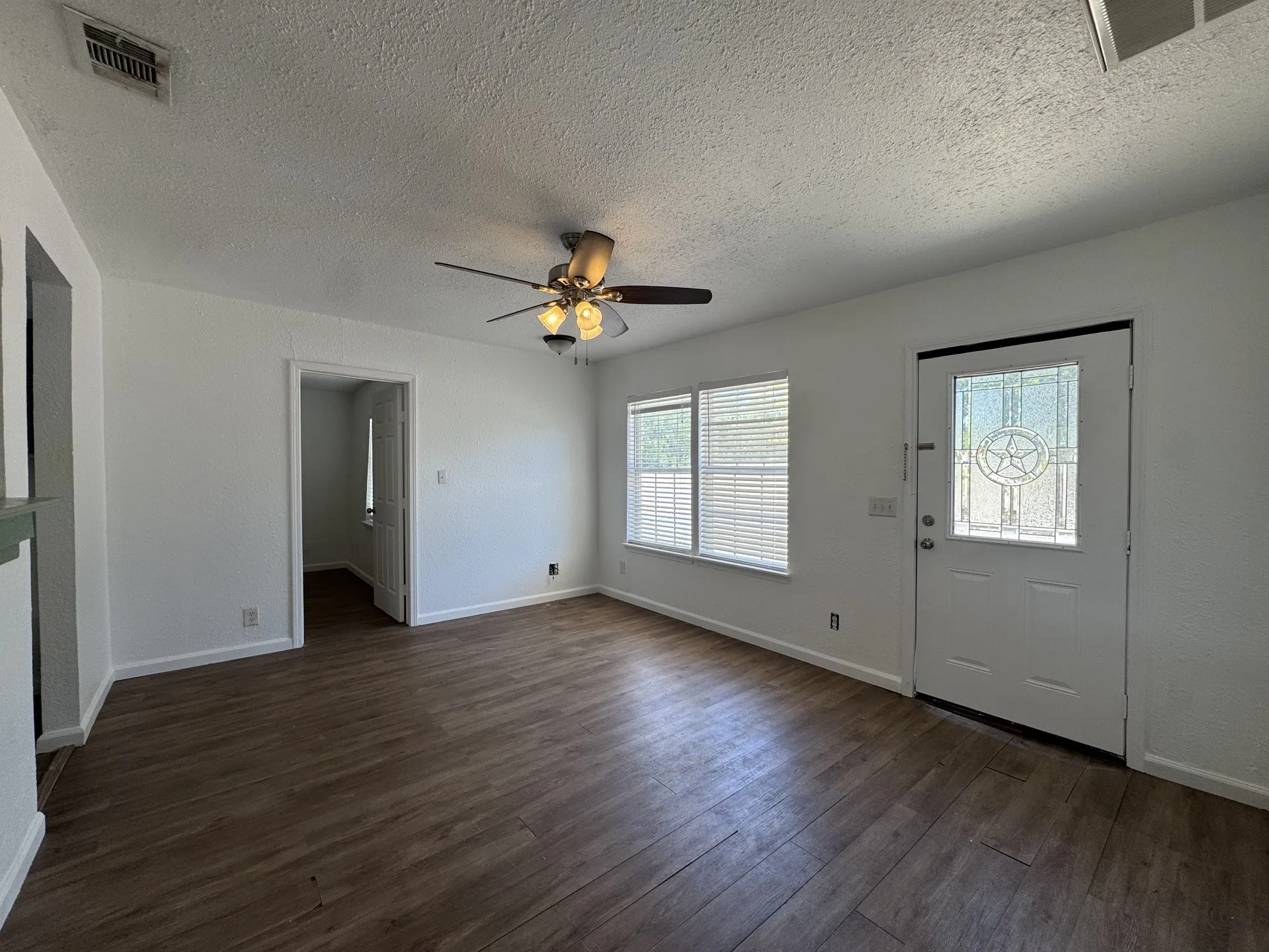 Single Family Residence For Sale in Erath County , 804 E Hook Street, Stephenville, Texas 76401, 2 Bedroom, 2 Bathroom, Garage spaces, 900 Sqft, built in 1930, mls#21364454, Real Estate Agent in Stephenville, Homes For Sale in Erath county, Homes For Sale in Stephenville, Realtor in Stephenville Texas, Real Estate Brokerage Independent Realty Texas, Luminita Cordes Realtor