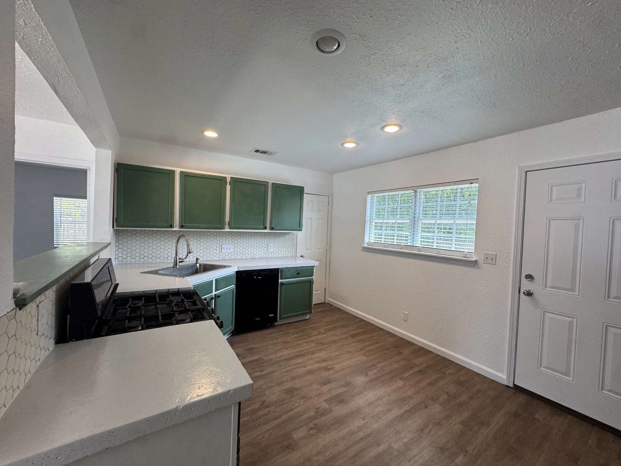 Single Family Residence For Sale in Erath County , 804 E Hook Street, Stephenville, Texas 76401, 2 Bedroom, 2 Bathroom, Garage spaces, 900 Sqft, built in 1930, mls#21364454, Real Estate Agent in Stephenville, Homes For Sale in Erath county, Homes For Sale in Stephenville, Realtor in Stephenville Texas, Real Estate Brokerage Independent Realty Texas, Luminita Cordes Realtor