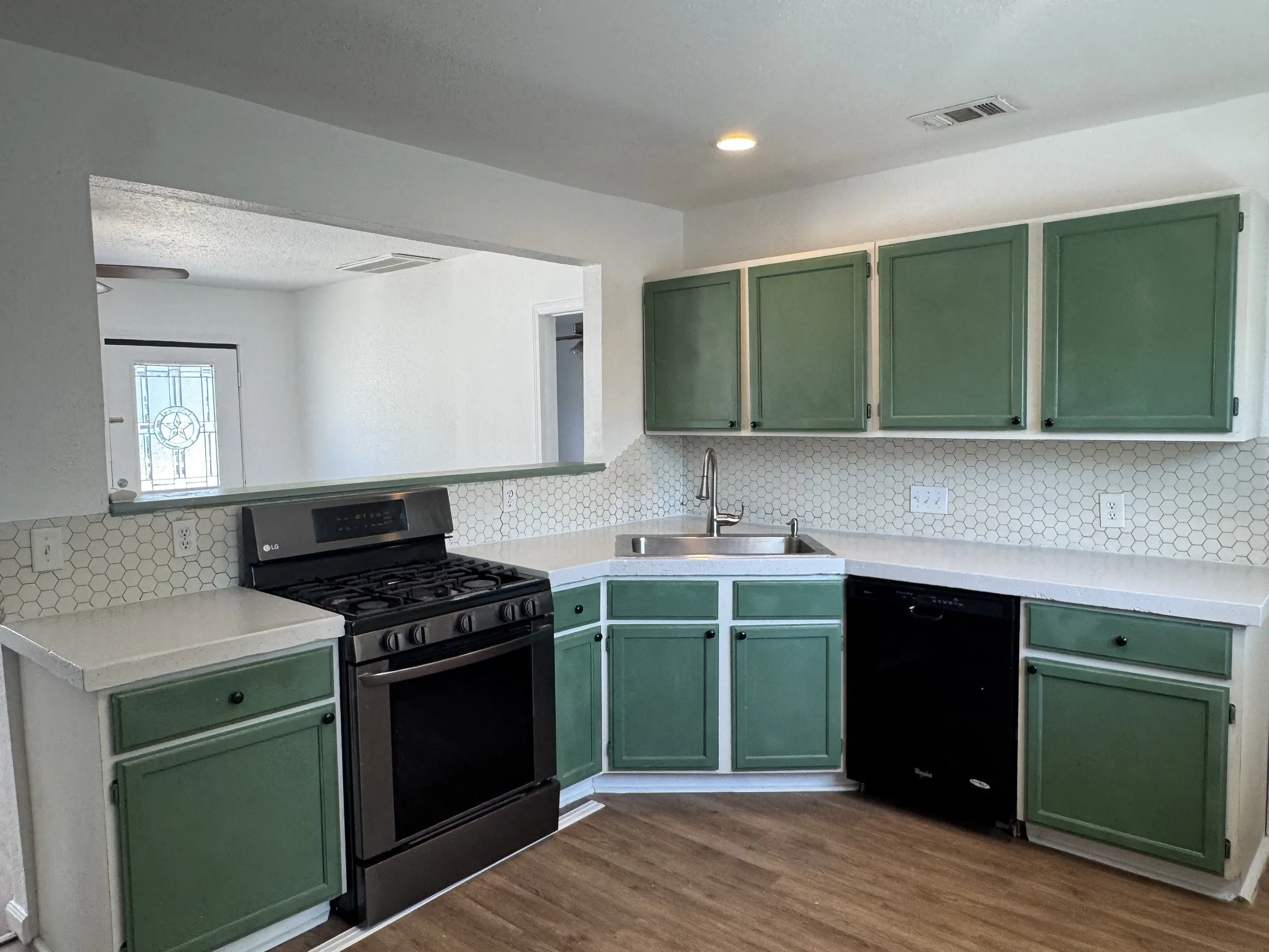Single Family Residence For Sale in Erath County , 804 E Hook Street, Stephenville, Texas 76401, 2 Bedroom, 2 Bathroom, Garage spaces, 900 Sqft, built in 1930, mls#21364454, Real Estate Agent in Stephenville, Homes For Sale in Erath county, Homes For Sale in Stephenville, Realtor in Stephenville Texas, Real Estate Brokerage Independent Realty Texas, Luminita Cordes Realtor