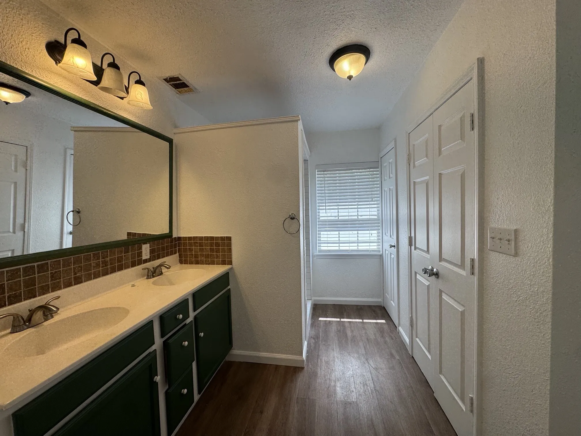 Single Family Residence For Sale in Erath County , 804 E Hook Street, Stephenville, Texas 76401, 2 Bedroom, 2 Bathroom, Garage spaces, 900 Sqft, built in 1930, mls#21364454, Real Estate Agent in Stephenville, Homes For Sale in Erath county, Homes For Sale in Stephenville, Realtor in Stephenville Texas, Real Estate Brokerage Independent Realty Texas, Luminita Cordes Realtor