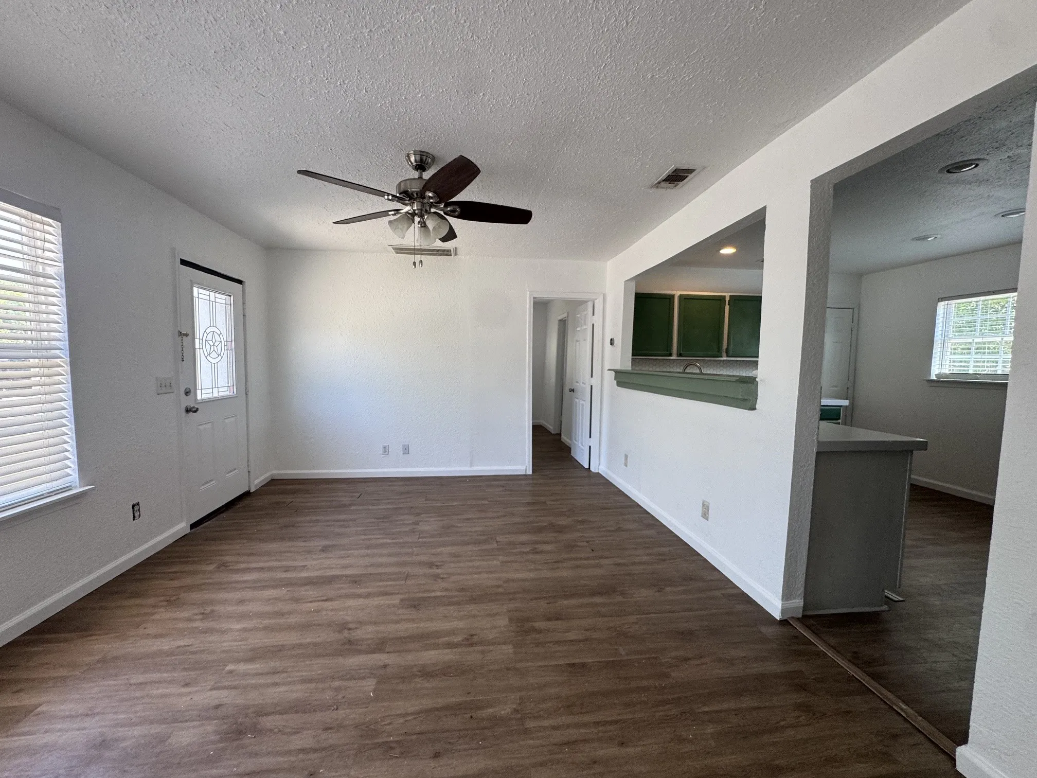 Single Family Residence For Sale in Erath County , 804 E Hook Street, Stephenville, Texas 76401, 2 Bedroom, 2 Bathroom, Garage spaces, 900 Sqft, built in 1930, mls#21364454, Real Estate Agent in Stephenville, Homes For Sale in Erath county, Homes For Sale in Stephenville, Realtor in Stephenville Texas, Real Estate Brokerage Independent Realty Texas, Luminita Cordes Realtor