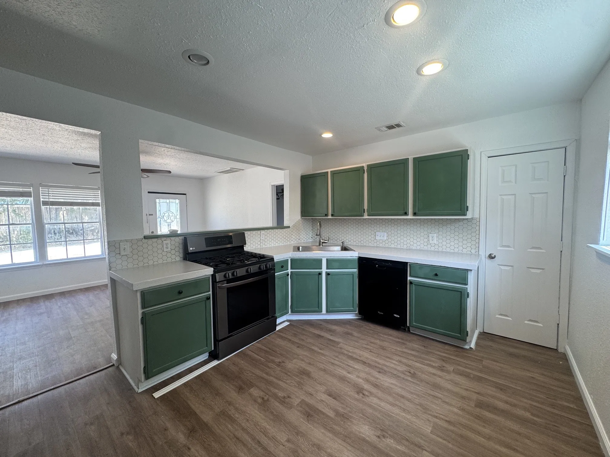 Single Family Residence For Sale in Erath County , 804 E Hook Street, Stephenville, Texas 76401, 2 Bedroom, 2 Bathroom, Garage spaces, 900 Sqft, built in 1930, mls#21364454, Real Estate Agent in Stephenville, Homes For Sale in Erath county, Homes For Sale in Stephenville, Realtor in Stephenville Texas, Real Estate Brokerage Independent Realty Texas, Luminita Cordes Realtor