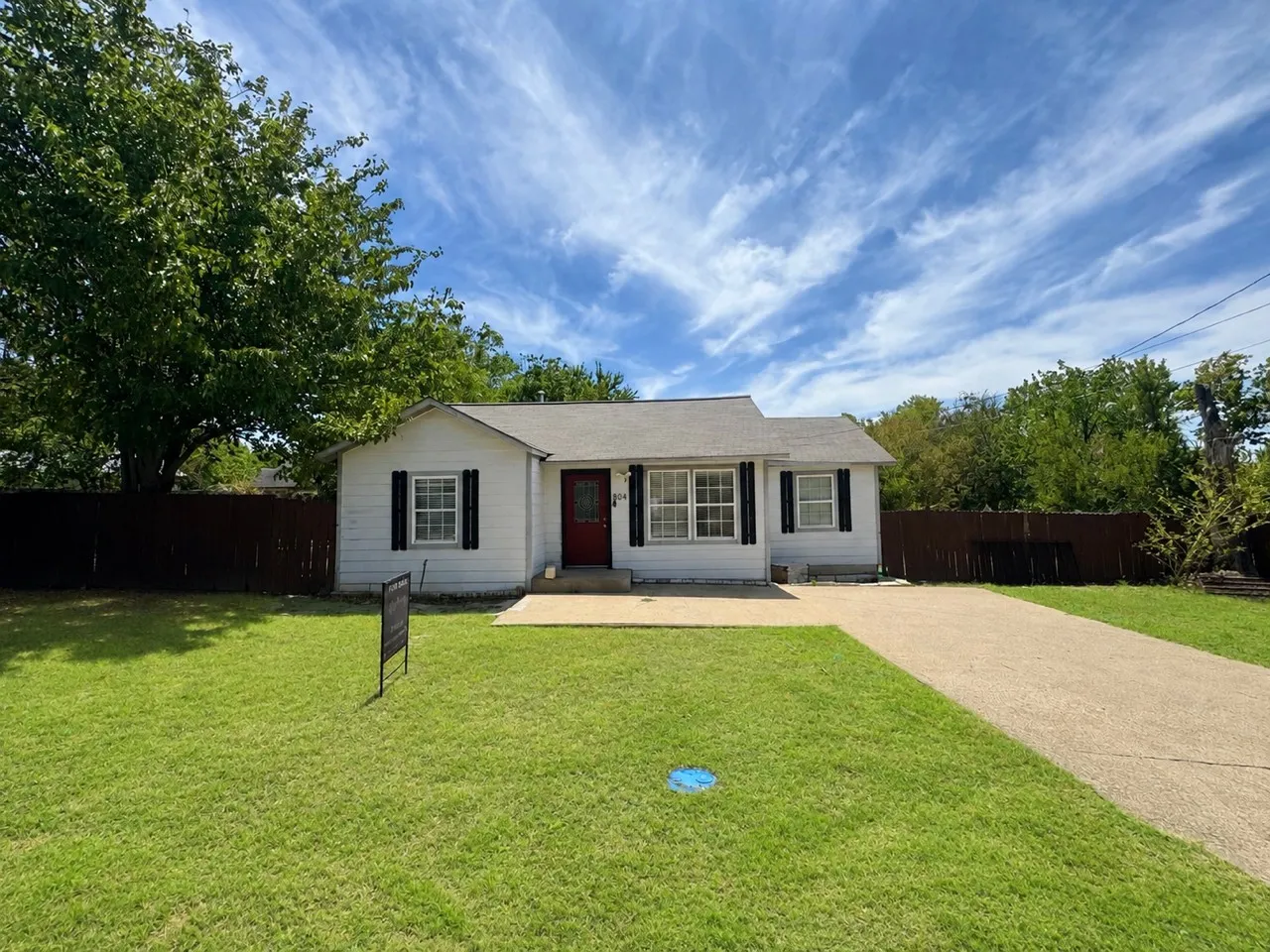 Single Family Residence For Sale in Erath County , 804 E Hook Street, Stephenville, Texas 76401, 2 Bedroom, 2 Bathroom, Garage spaces, 900 Sqft, built in 1930, mls#21364454, Real Estate Agent in Stephenville, Homes For Sale in Erath county, Homes For Sale in Stephenville, Realtor in Stephenville Texas, Real Estate Brokerage Independent Realty Texas, Luminita Cordes Realtor